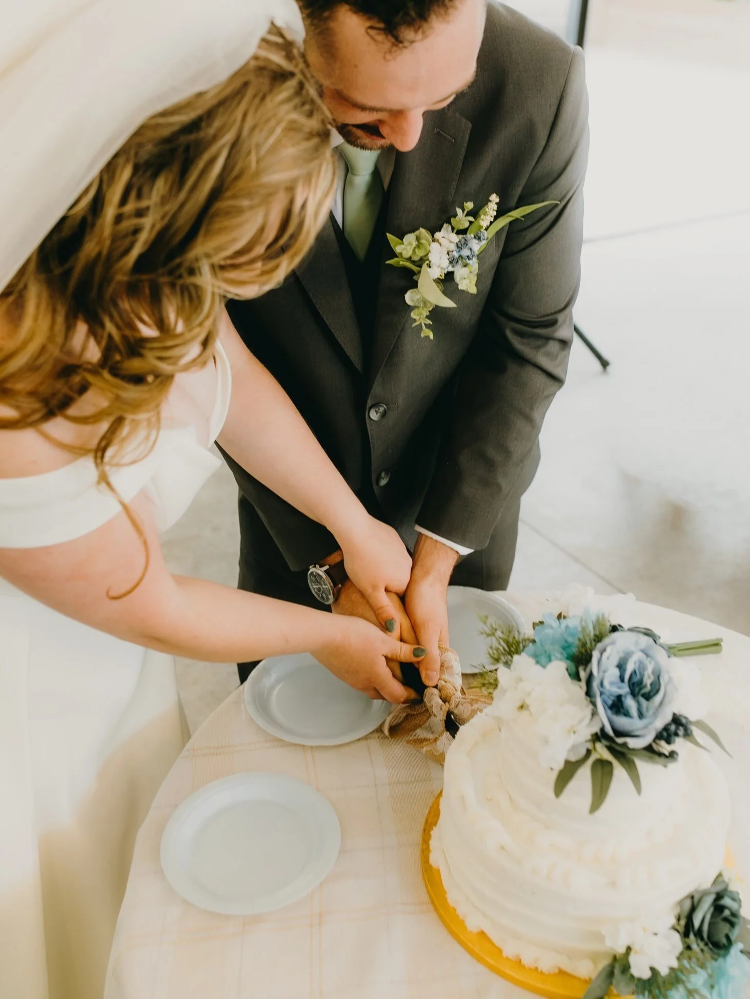 Cake good!

Shout out to the amazing bride @lightning.rebel 

#utah #wedding #photographer #ephraim #weddingcakes