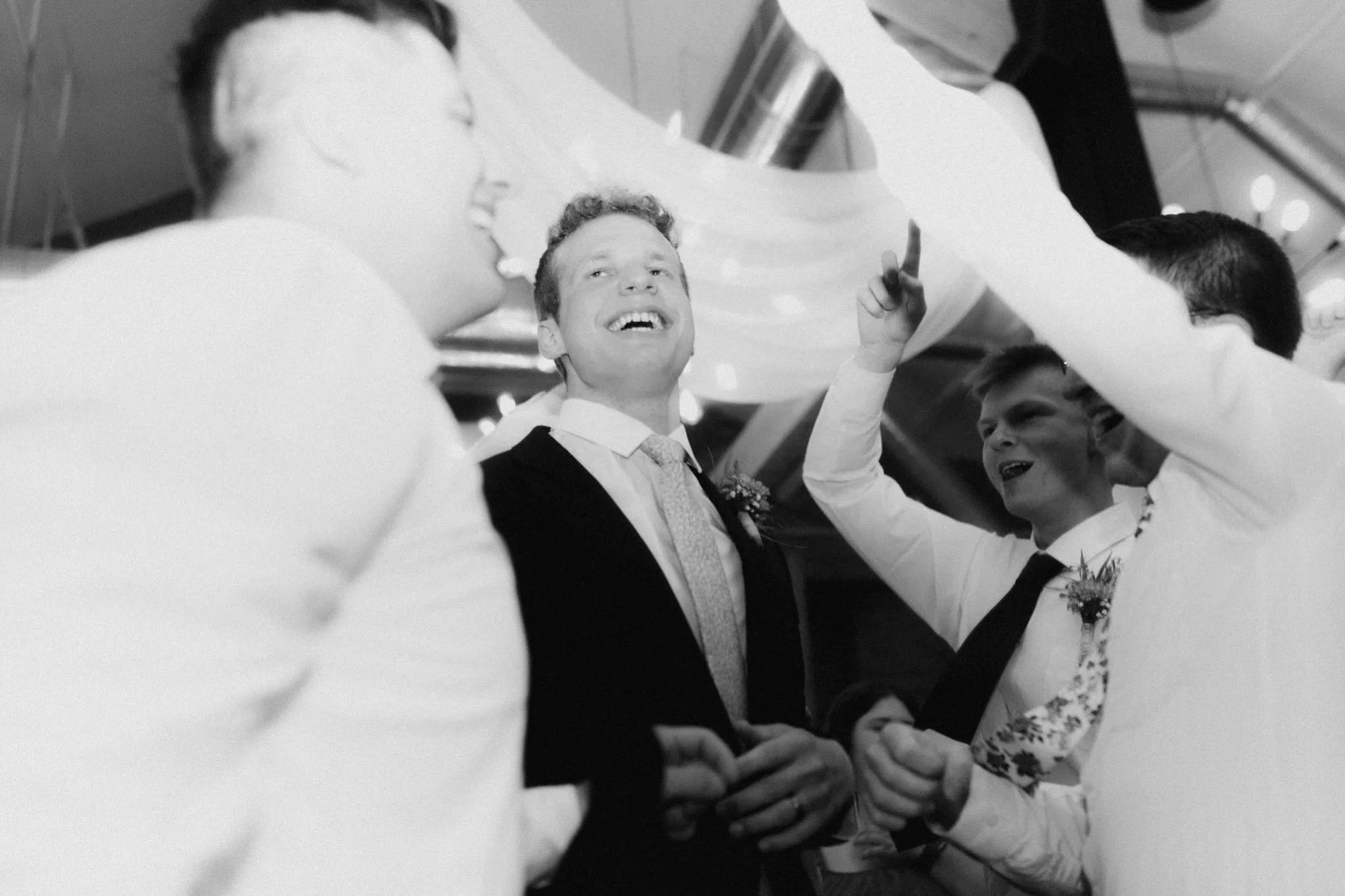 Dance like there&rsquo;s a little bird on your shoulder 👏 💃 🪩 🧡 

#utah #wedding #photographer #weddingparty #dance
