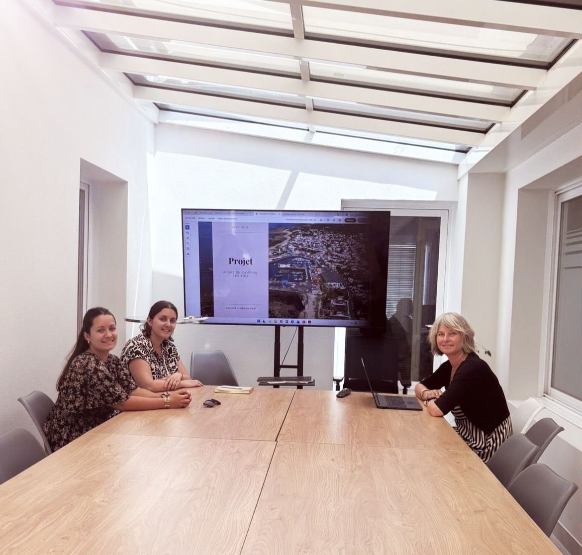 À vos côtés pour trouver les meilleures solutions de financement professionnel.
— Karine Guéguen, votre courtier à Saint-Nazaire