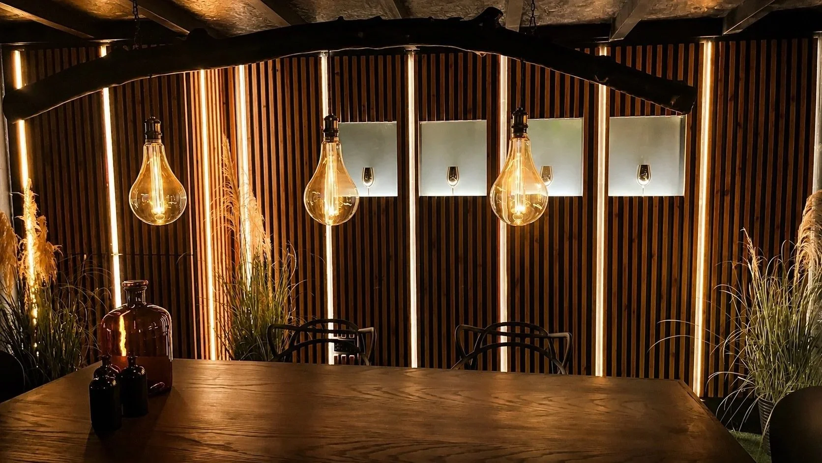 037_interiors_illuminated-architectural-wall.jpg