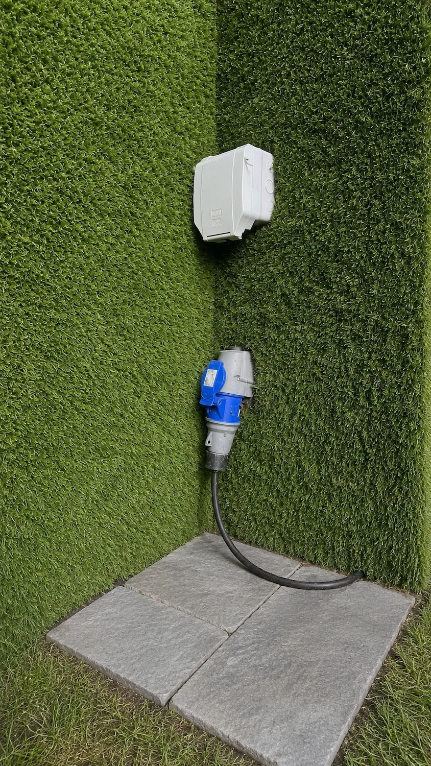 Electrical connection to the mains and an external plug