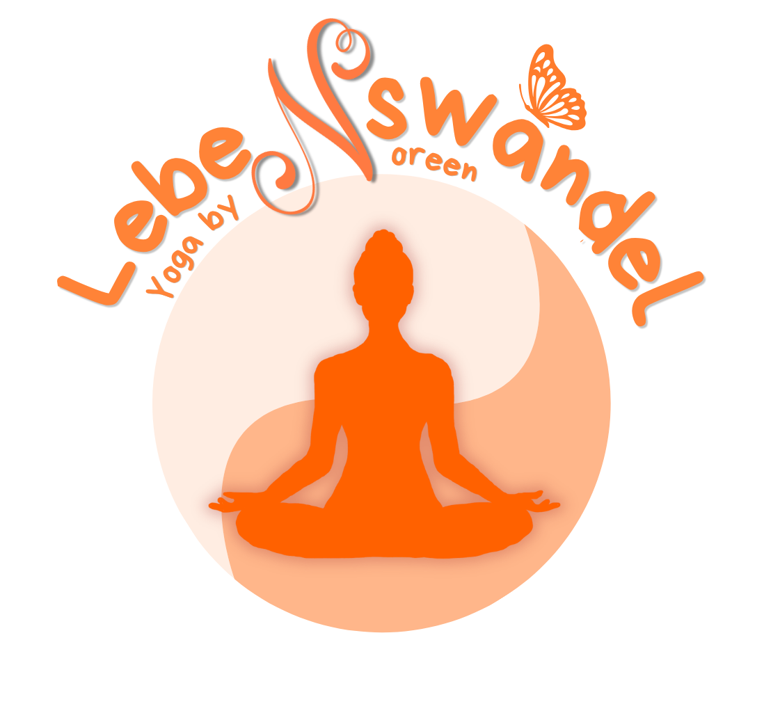 Logo für Yoga im Lotussitz in orange, mit dem Text 'Lebe Lotoswandel Yoga by' und einem Schmetterling oben rechts.