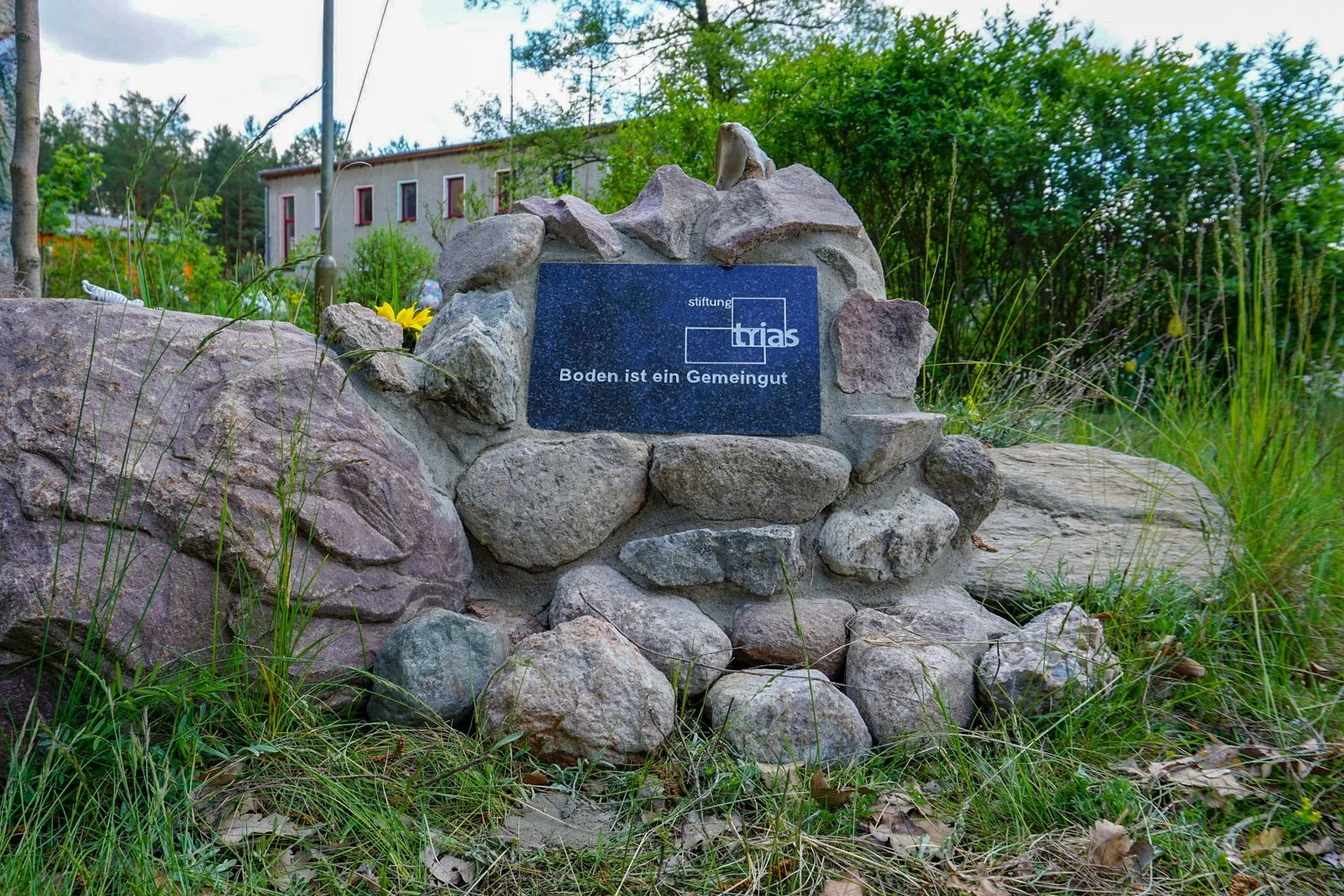stiftung_trias_steinmonument.jpg