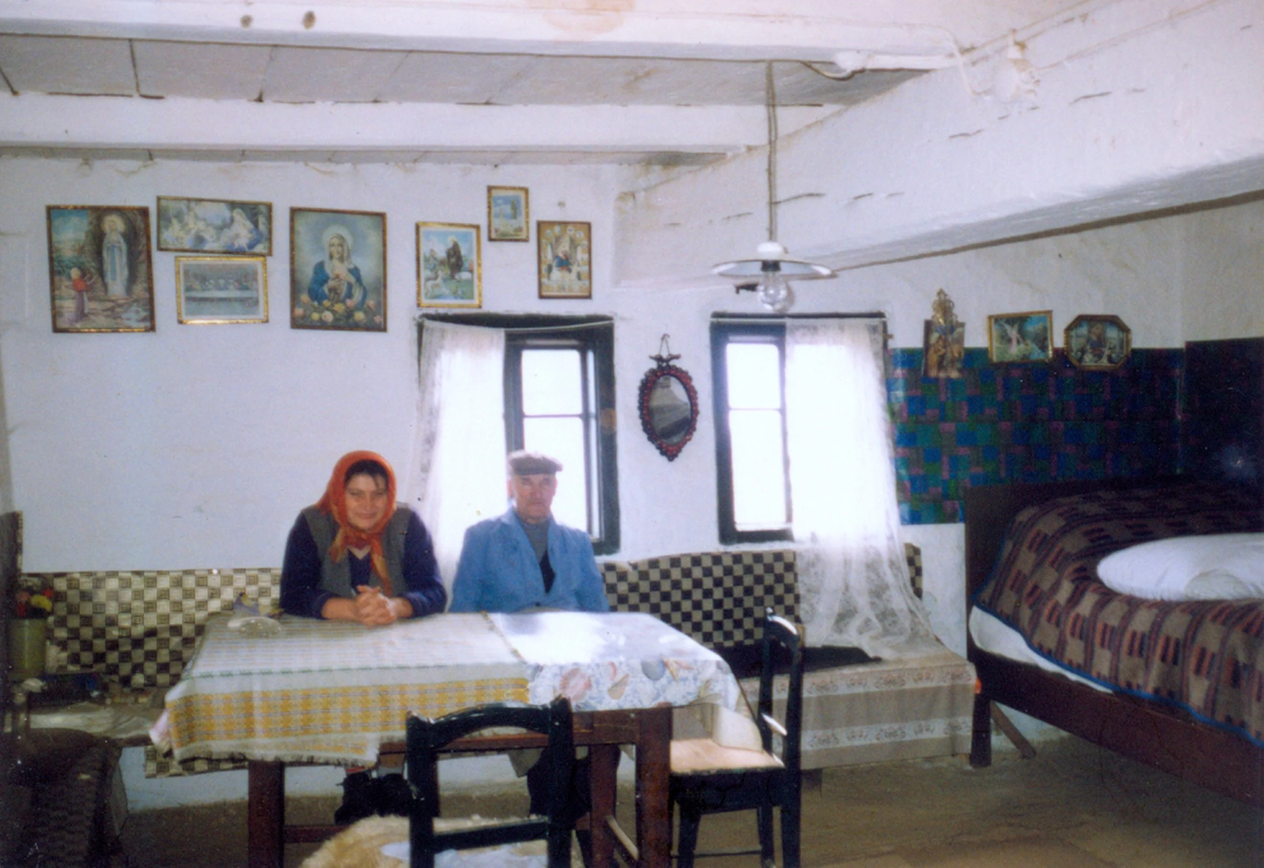7. Janko Trdisević (Šulkov) i Marica Zebić za stolom, 1997..jpg