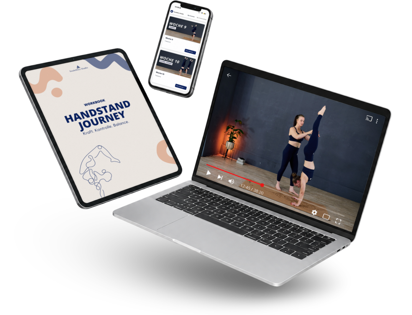Laptop zeigt eine Yoga-Übung mit zwei Frauen, die eine Handstand-Reihe machen, während eine Yoga-Anleitung auf einem Tablet zu sehen ist, das das Buch 'Handstand Journey' zeigt, und ein Smartphone zeigt Wochenpläne für Fitnessübungen.