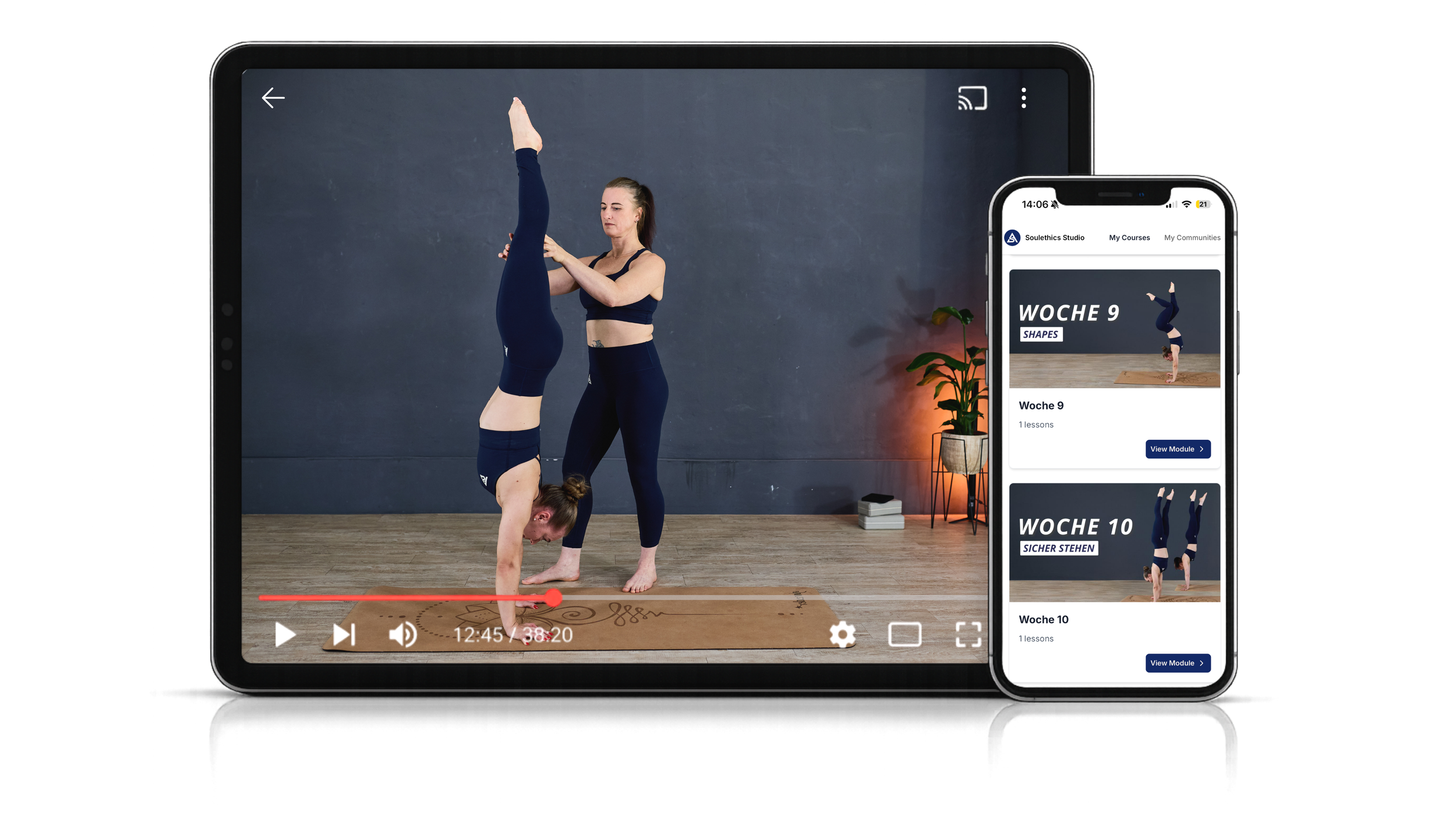 Zwei Frauen üben Yoga in einem Raum. Eine Frau steht auf ihren Händen, während die andere sie stabilisiert. Auf einem Smartphone-Bildschirm ist eine Yoga-Trainings-App mit Wochenübersichten sichtbar.