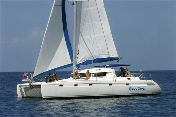 Small Catamaran - Up to 16 ppl