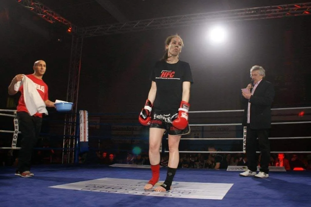 Fondatrice du Muscle Au Natur'Elles avant un combat de kick-boxing, illustrant l'expérience et l'expertise qui accompagnent les participantes.
