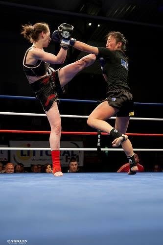 Johanna Sebille en plein combat de kick-boxing, fondatrice de la maison immersive Le Muscle Au Natur'Elles.