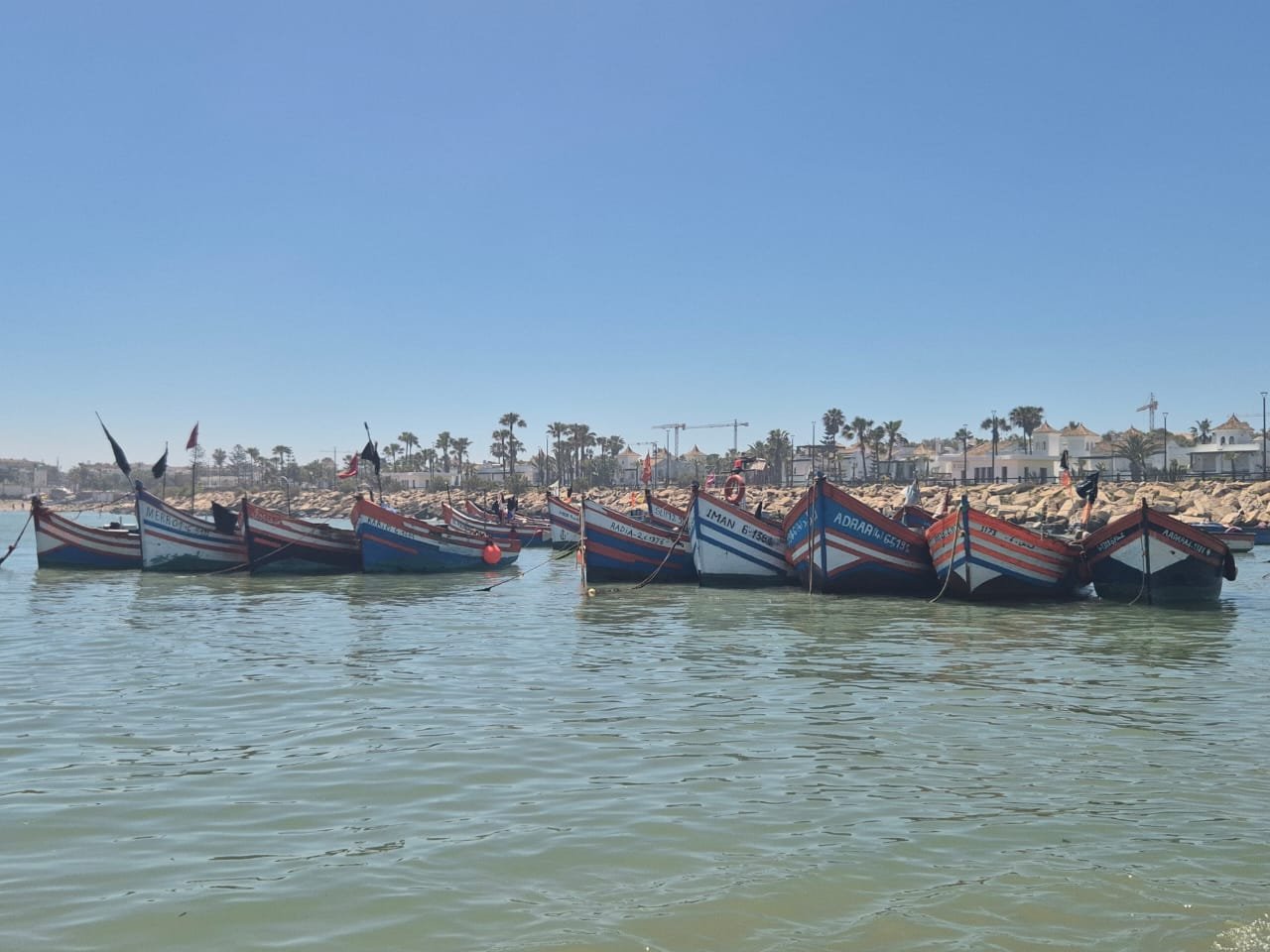 Barques de pêche traditionnelles sur la côte de Dar Bouazza, près de Casablanca, au Maroc.