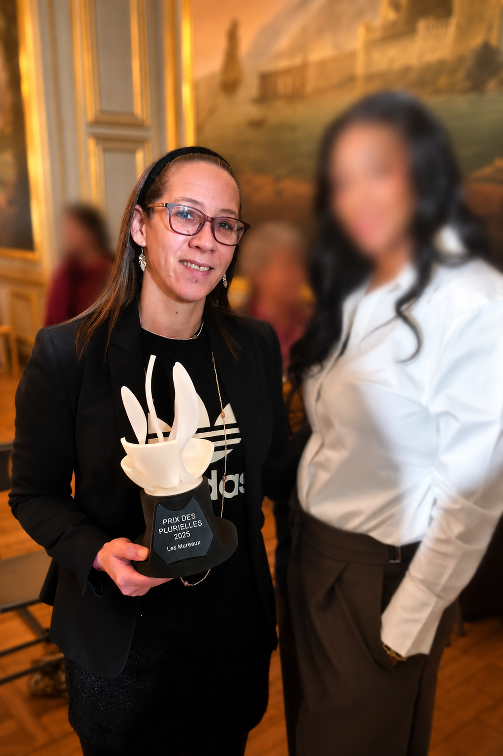 Johanna Sebille recevant le Prix des Plurielles lors d'une cérémonie officielle, illustrant son engagement en faveur du sport et de l'accompagnement des femmes