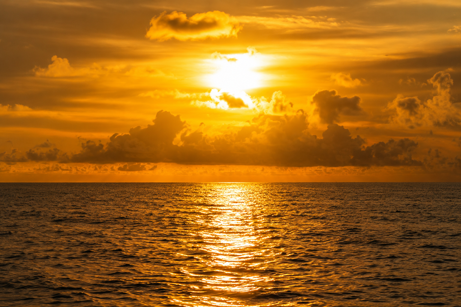 Coucher de soleil sur l'océan Atlantique à Dar Bouazza, offrant un cadre propice à la détente et au bien-être.