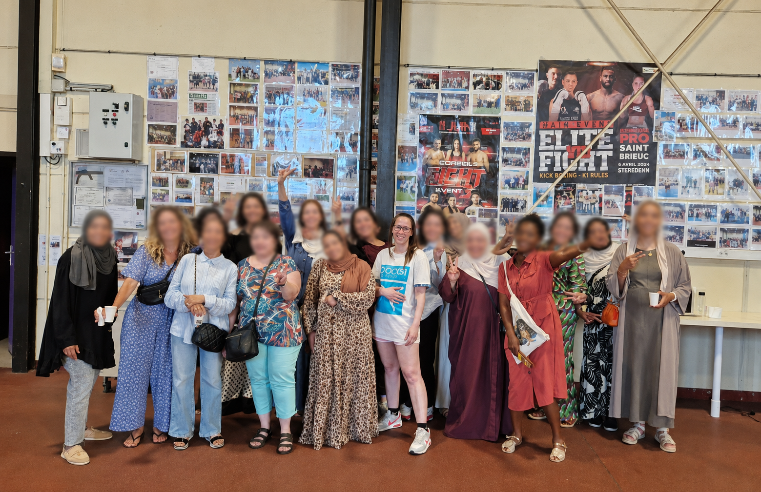 Johanna Sebille entourée de ses élèves et adhérentes de son club de kick-boxing en France, illustrant son expérience de coach, de formatrice et d'accompagnatrice sportive.