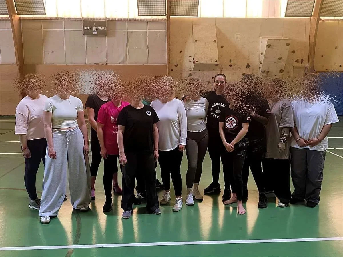 Photo de groupe réunissant Johanna Sebille et ses élèves après une séance de kick-boxing, témoignant de son expérience dans l'encadrement sportif.