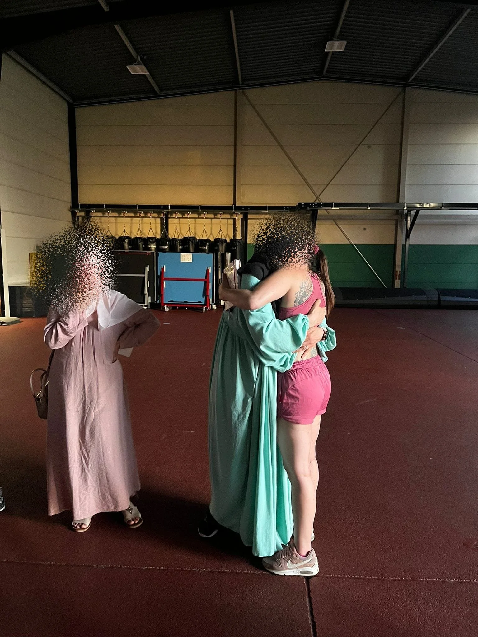 Moment de partage entre Johanna Sebille et ses élèves, reflet des valeurs humaines, de l'accompagnement et de la bienveillance qui caractérisent Le Muscle Au Natur'Elles.