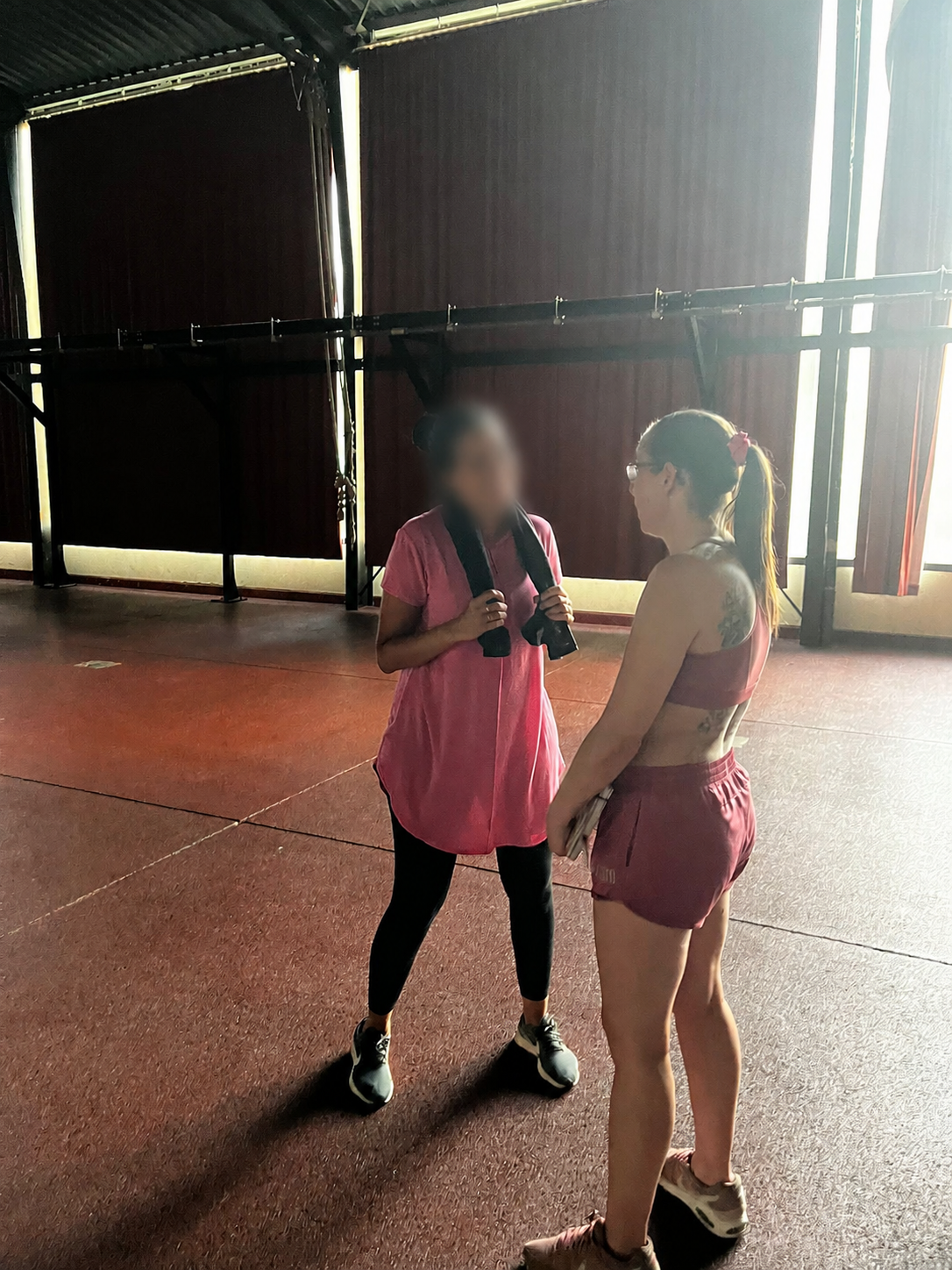 Johanna Sebille accompagne une élève lors d'un entraînement de kick-boxing, illustrant son expérience de coach sportive et de préparation des pratiquantes.