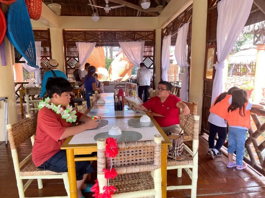 Isdaan-Floating-Restaurant-Gerona-Tarlac_215_helloimfrecelynne-1024x768.jpg.webp