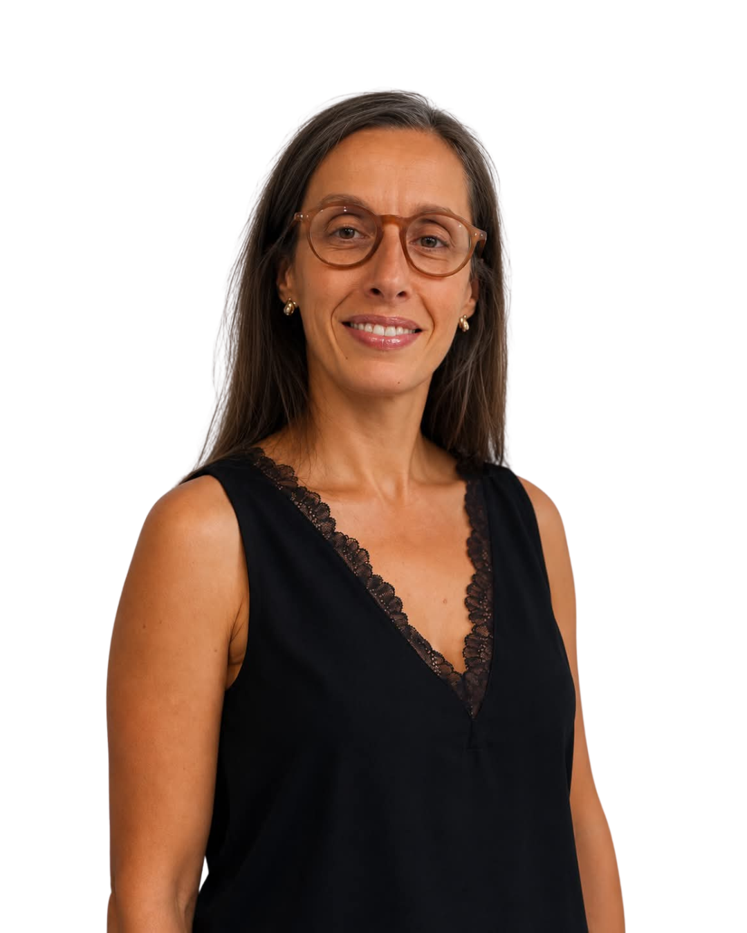 Une femme avec des lunettes, souriante, portant un haut noir avec une dentelle au décolleté, fond blanc.