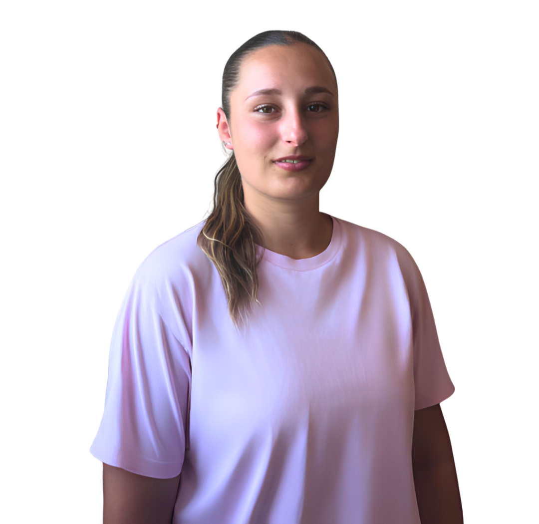 Jeune femme portant un t-shirt rose clair, avec les cheveux attachés en queue de cheval, souriant légèrement, photo en gros plan contre un fond blanc.