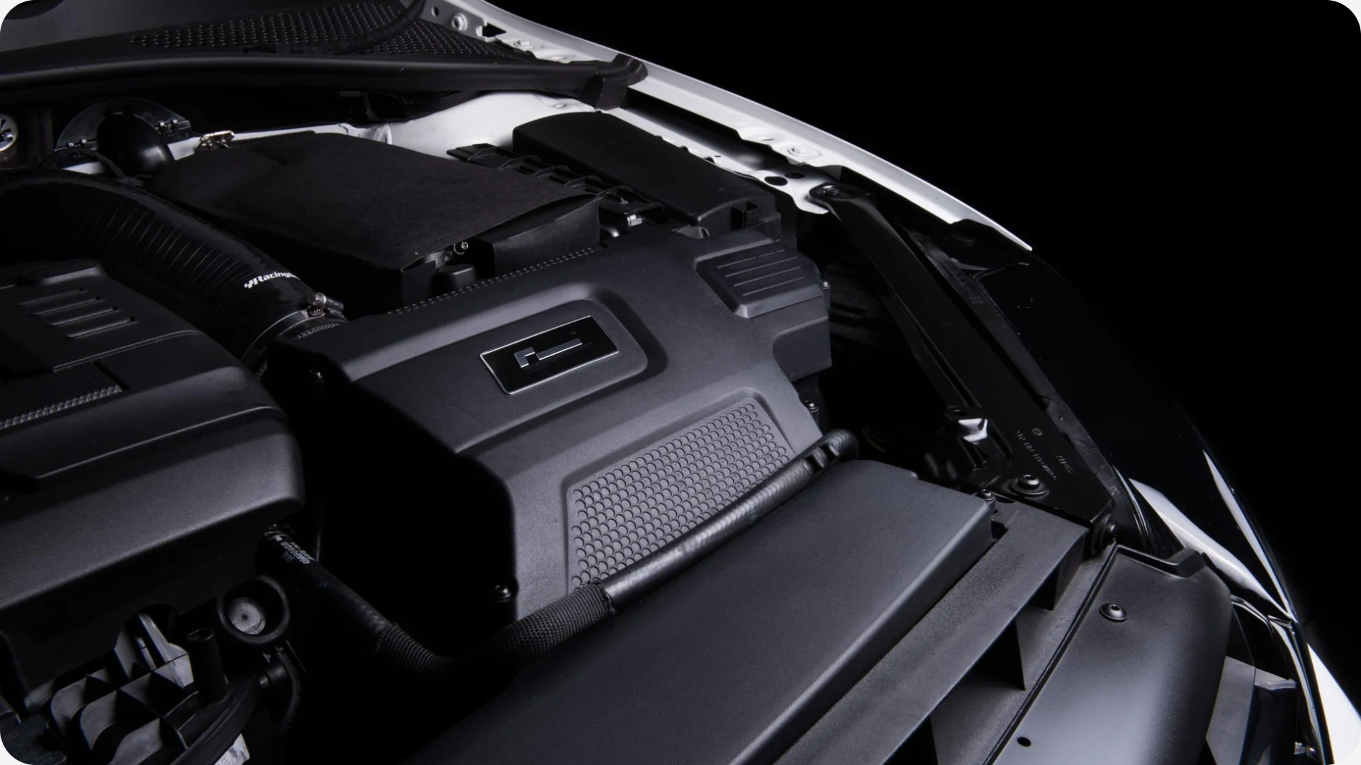 Close-up van een intake systeem van een golf, deze intake is van Racingline, dit is een hoogwaardig merk dat gebruikt maakt van de beste materialen.