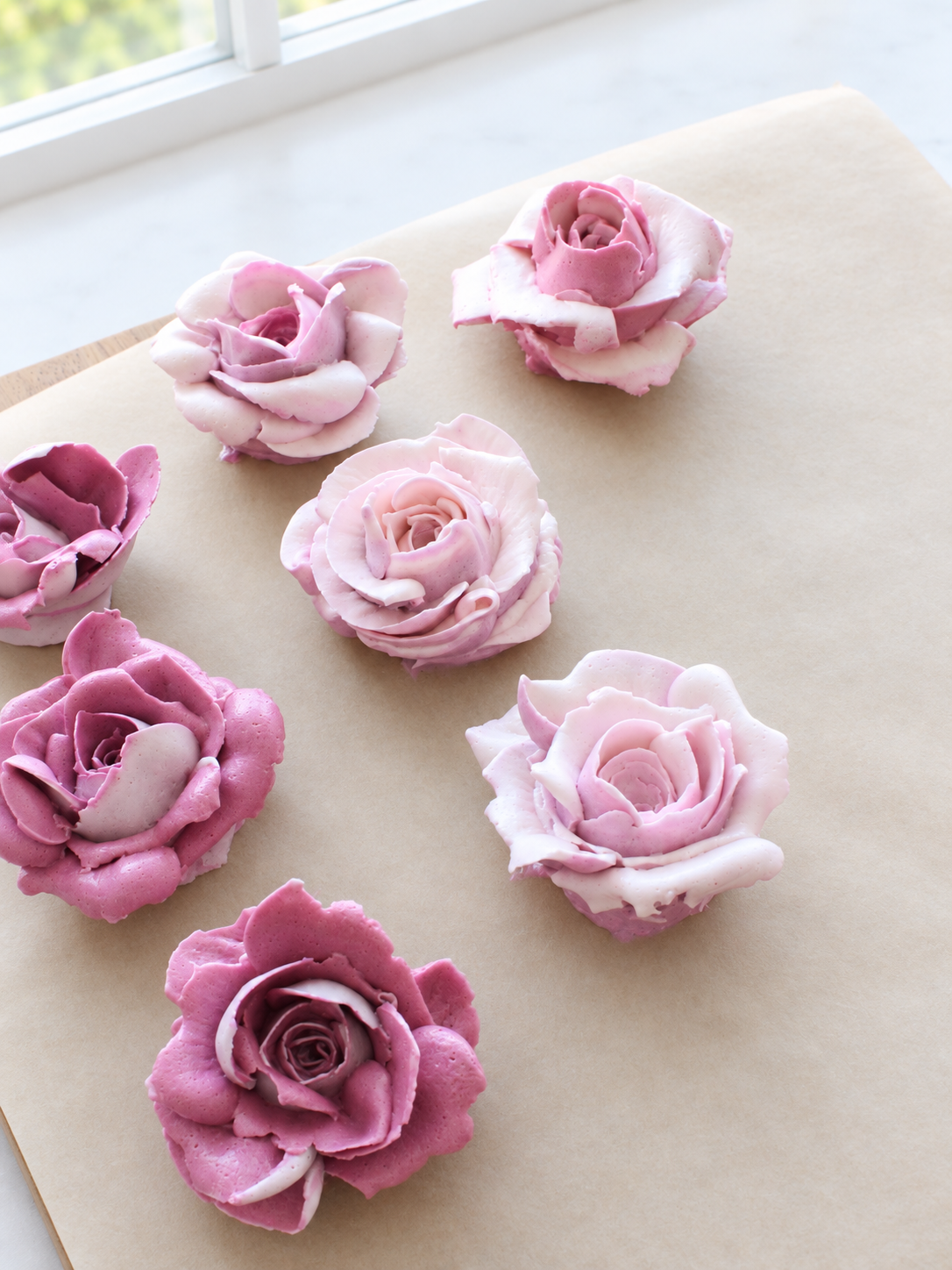 Beautiful flowers begin with repeated cream testing and careful piping practice.
Shown here are two-tone roses piped with Swiss meringue buttercream.
