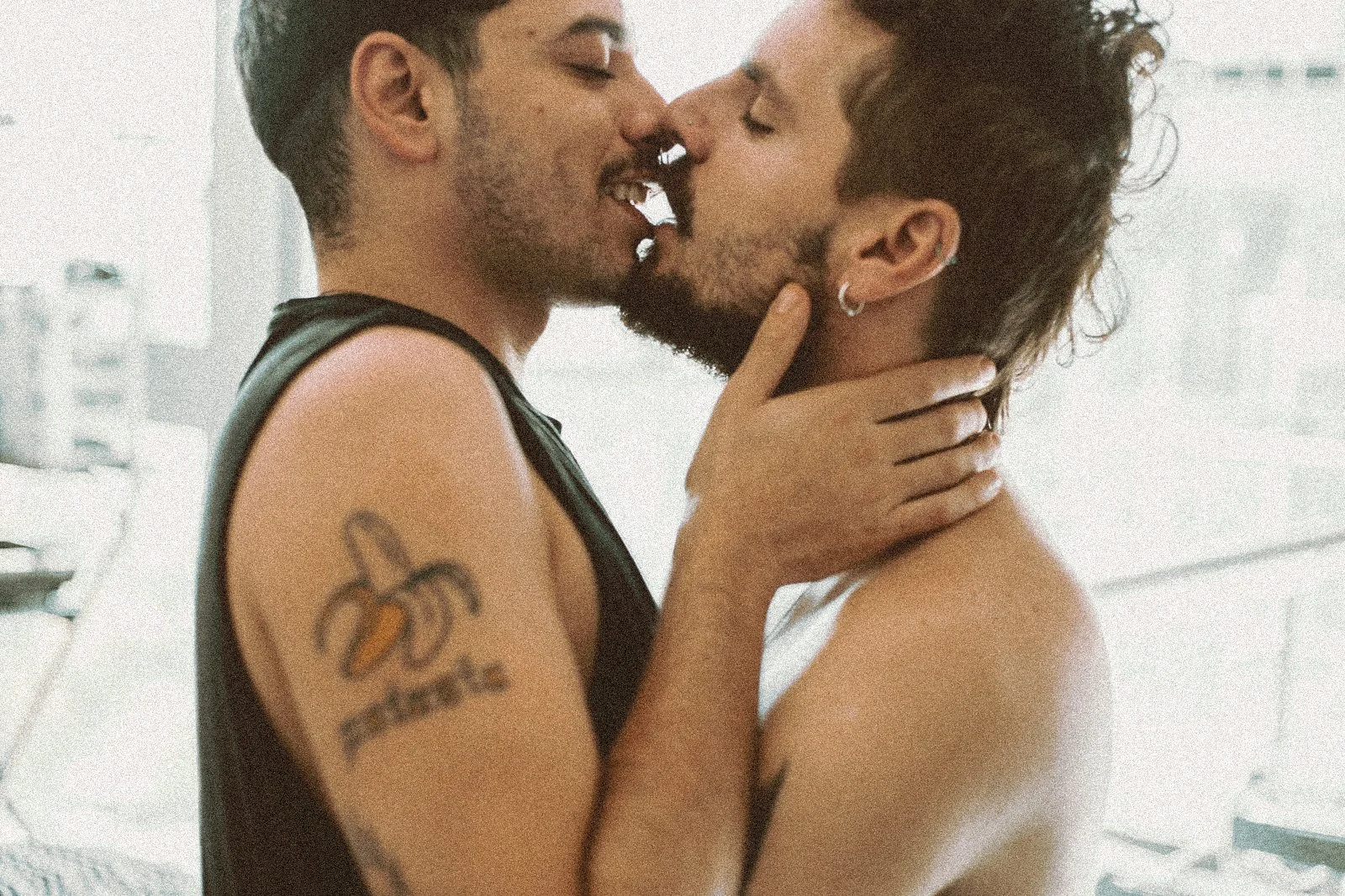 gay couple kiss.jpg