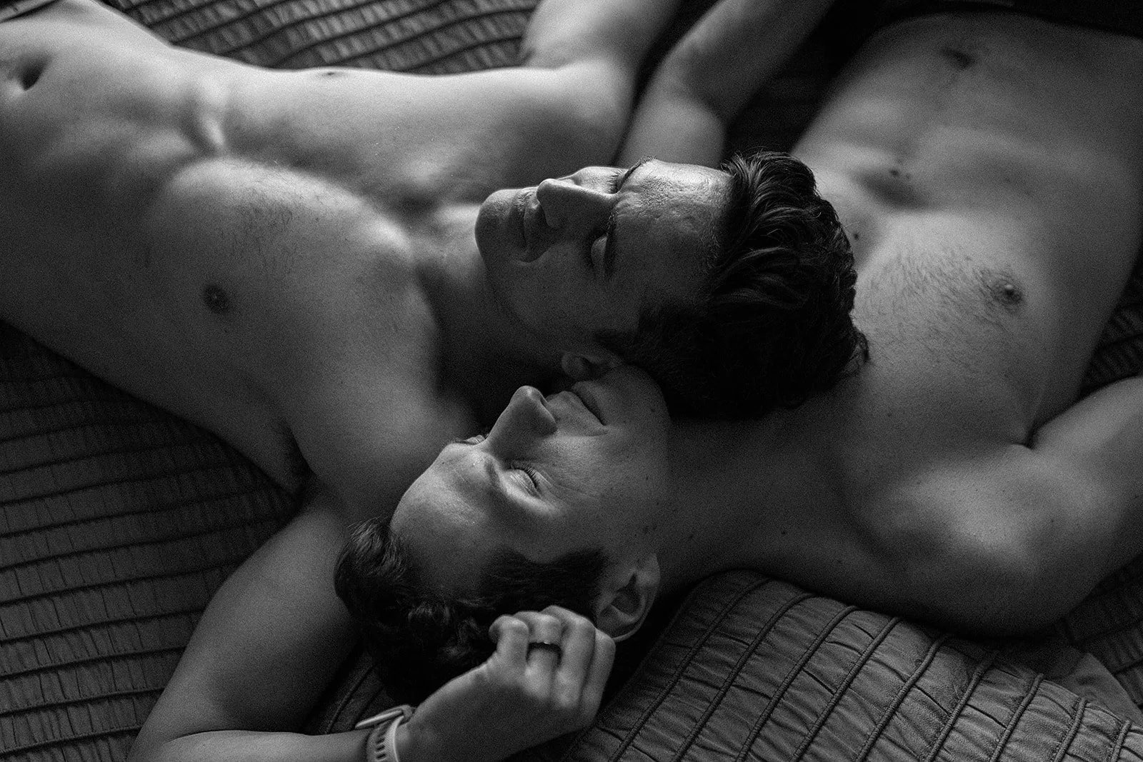 Dos personas desnudas, un hombre y una mujer, durmiendo juntos en una cama, en una posición relajada y cercana.