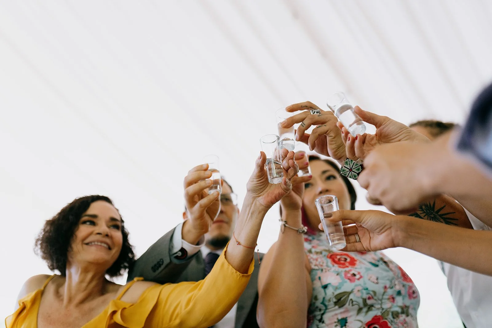 Grupo de personas brindando con vasos llenos de agua en una celebración