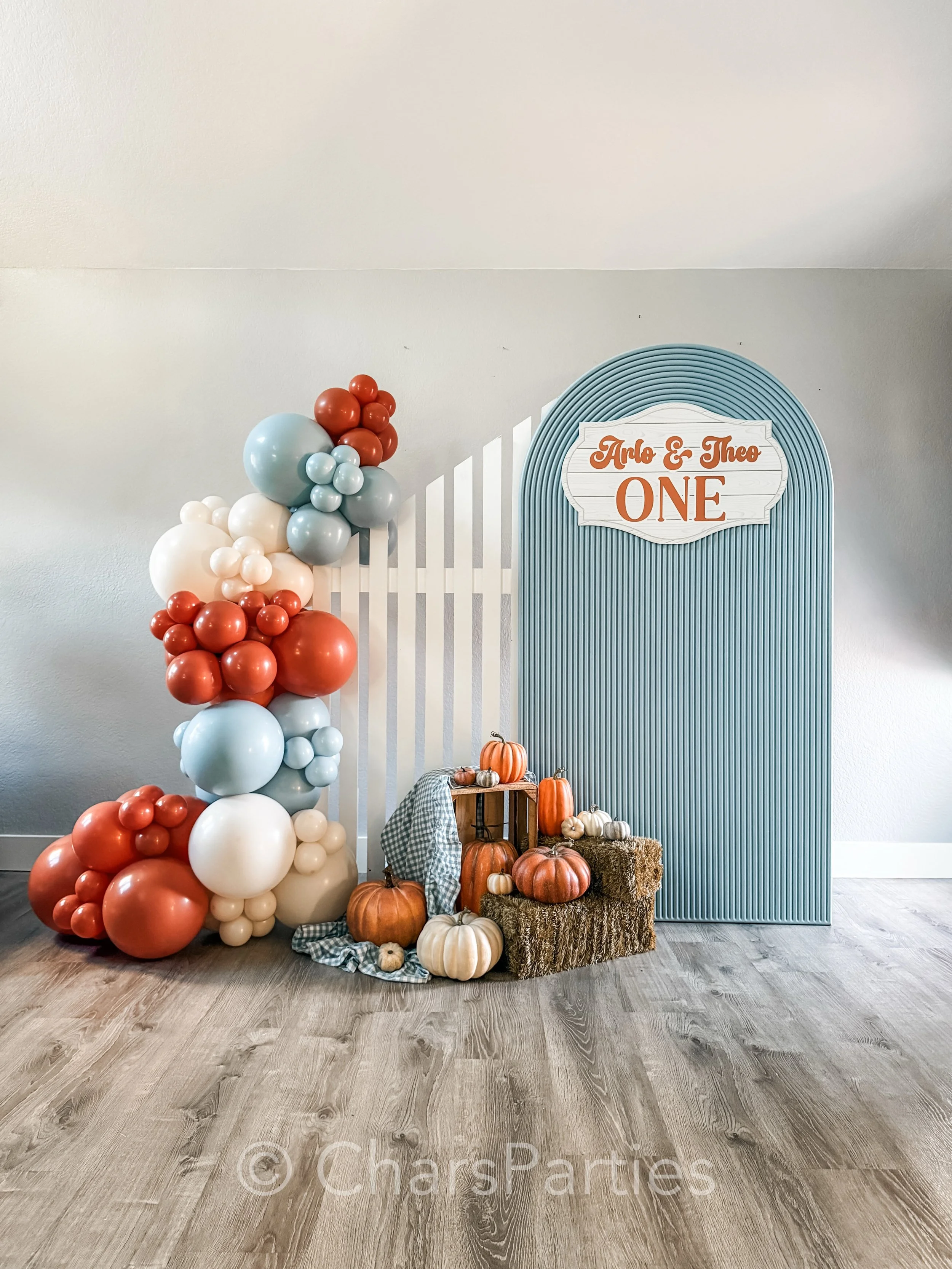 Pumpkin patch themed Grab and Go decor packages that are perfect for your Little Pumpkin 🥹 

🍂 Rustic crates
🍂 No-mess straw bales
🍂 Assorted pumpkins
🍂 Gingham blankets 
🍂 Fence panel and customizable arch backdrop options 
🍂 Organic balloon 