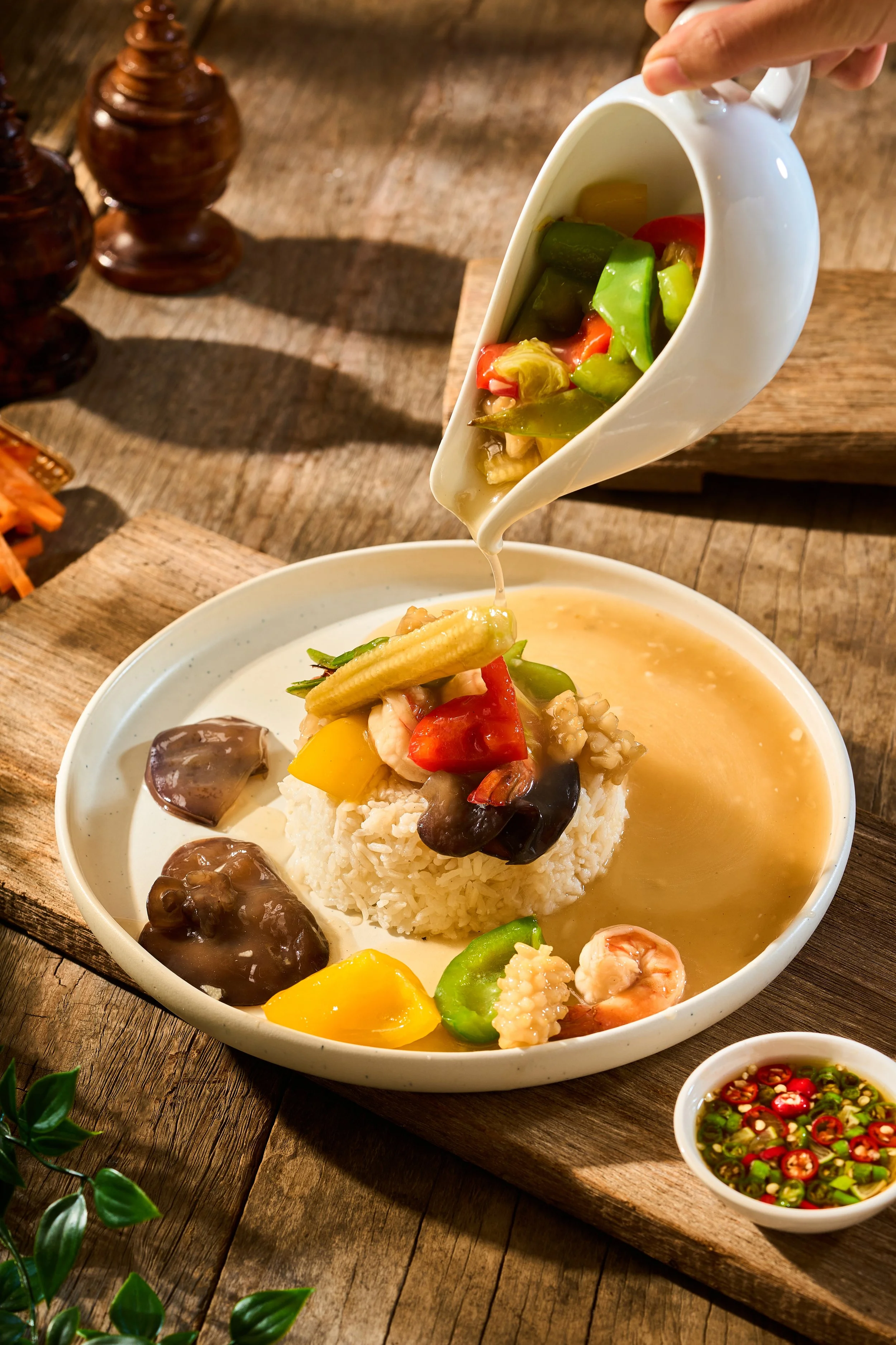 YANGON HTA MIN PAUNG (Yangon-Style Steamed Rice)

A nostalgic Yangon comfort food favorite, capturing the essence of wholesome urban dining. Fluffy steamed jasmine rice is generously draped in a thick, glossy oyster gravy packed with tender braised c