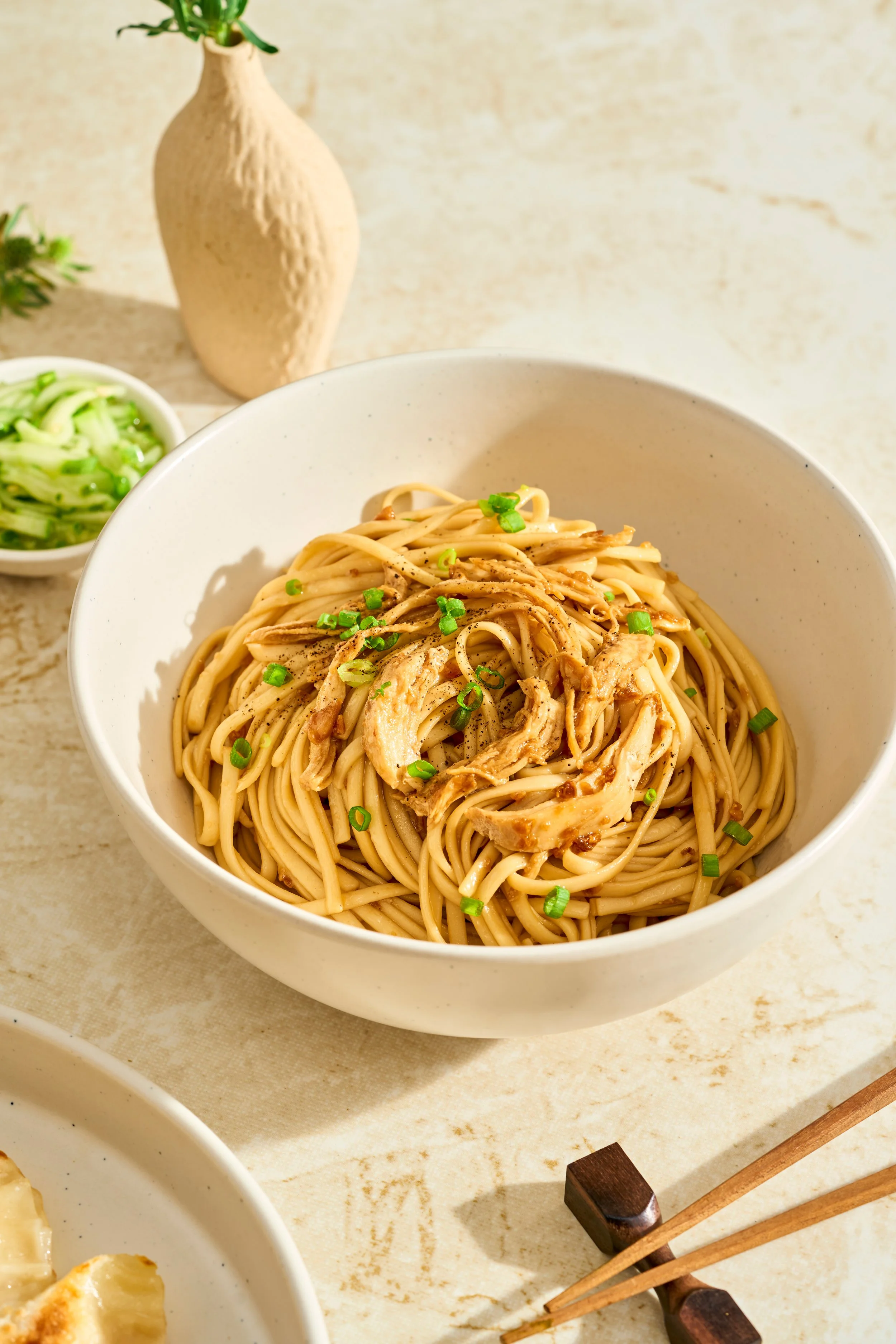 SI CHAT KHAO SWE (Classic Garlic Oil Noodles)

A universal comfort staple across Myanmar’s towns, demonstrating the sheer elegance of extracting deep flavor from simple oils. Tender wheat noodles are dry-tossed in slow-cooked garlic oil, paired with 