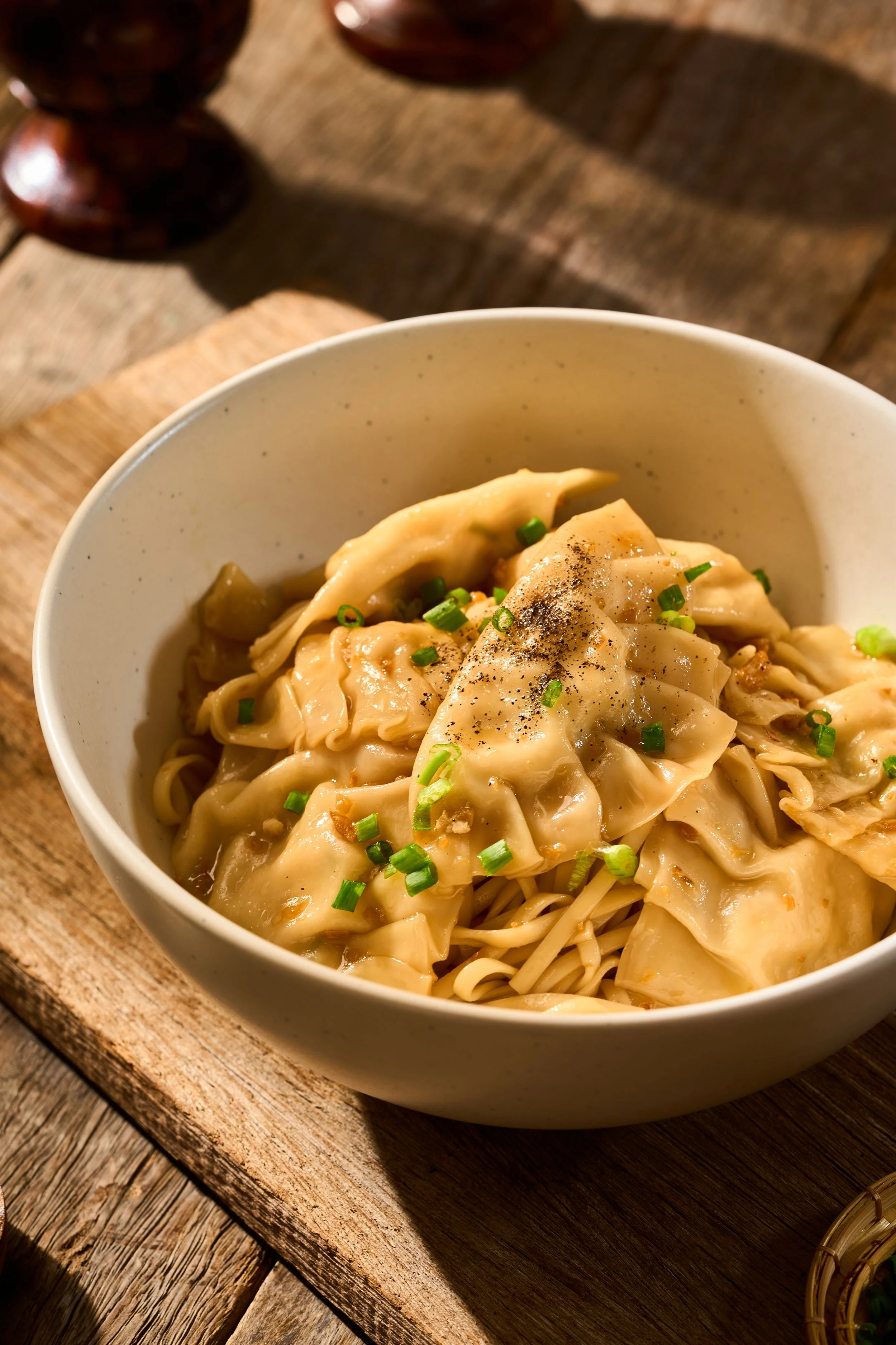 PHAT HTOKE SI CHAT KHAO SWE (Garlic Dumpling Noodles)

A comforting fusion that seamlessly marries artisan egg noodles with delicate, hand-folded savory dumplings. Tossed in slow-infused, fragrant garlic oil and topped with crispy roasted garlic and 