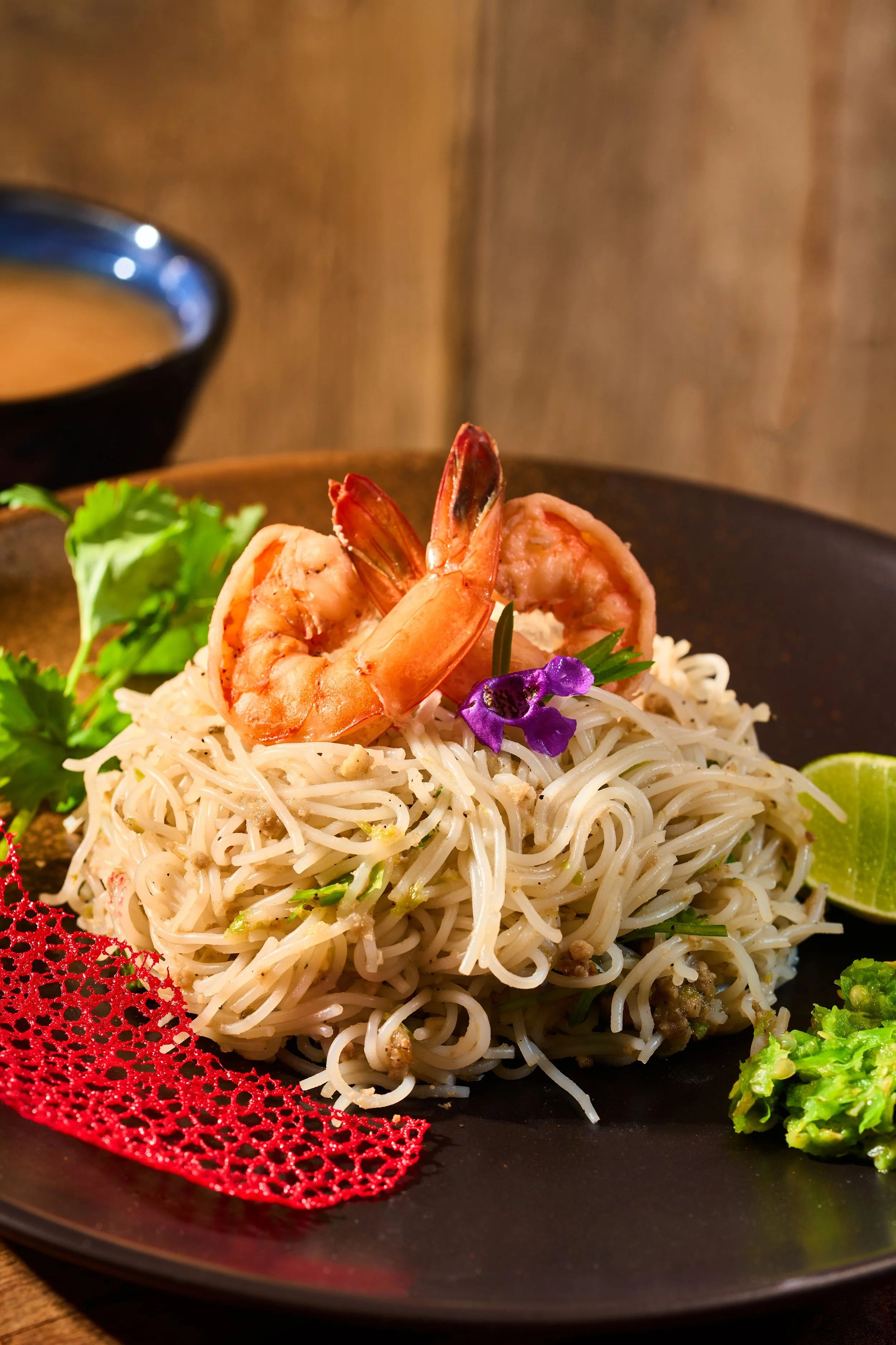 RAKHINE MONT DI THOKE (Coastal Spicy Noodle Salad)

The dry, tossed variation of the coastal favorite, highlighting a thrilling interplay of intense regional heat and seafood textures. Fine rice vermicelli is dry tossed with flaky catfish, raw green 