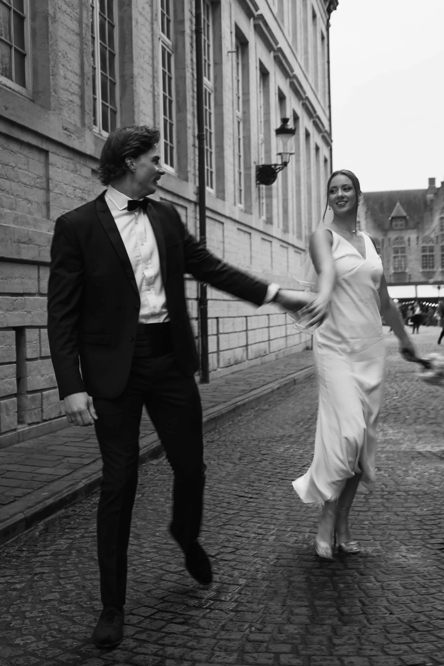 Bride and groom motion photo. Brugge Stadhuis, De Burg, Belgium