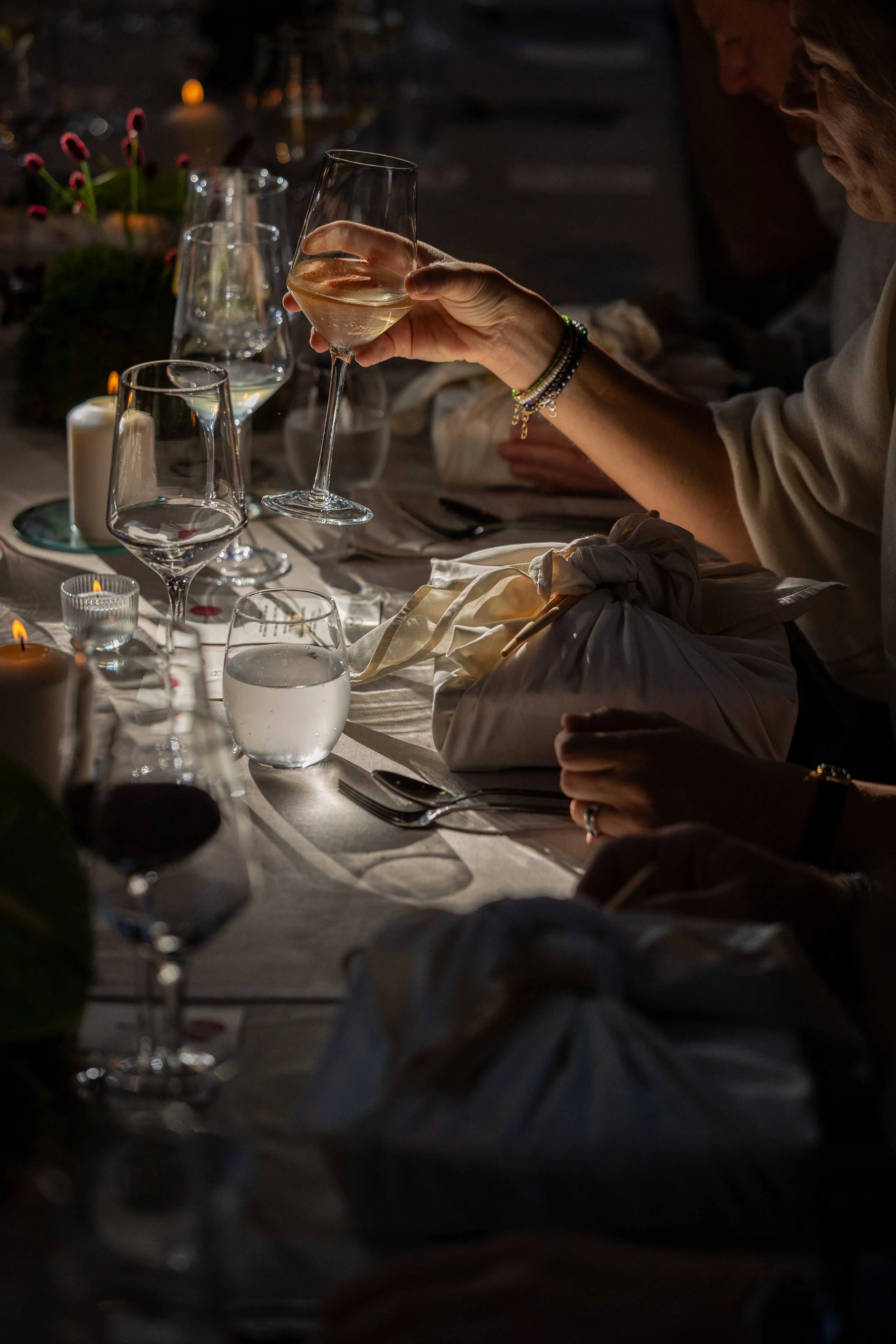 Wine glasses dinner table, sushi, Les Plumes Events, Ceres Creative Events, Hoeve de Vleug