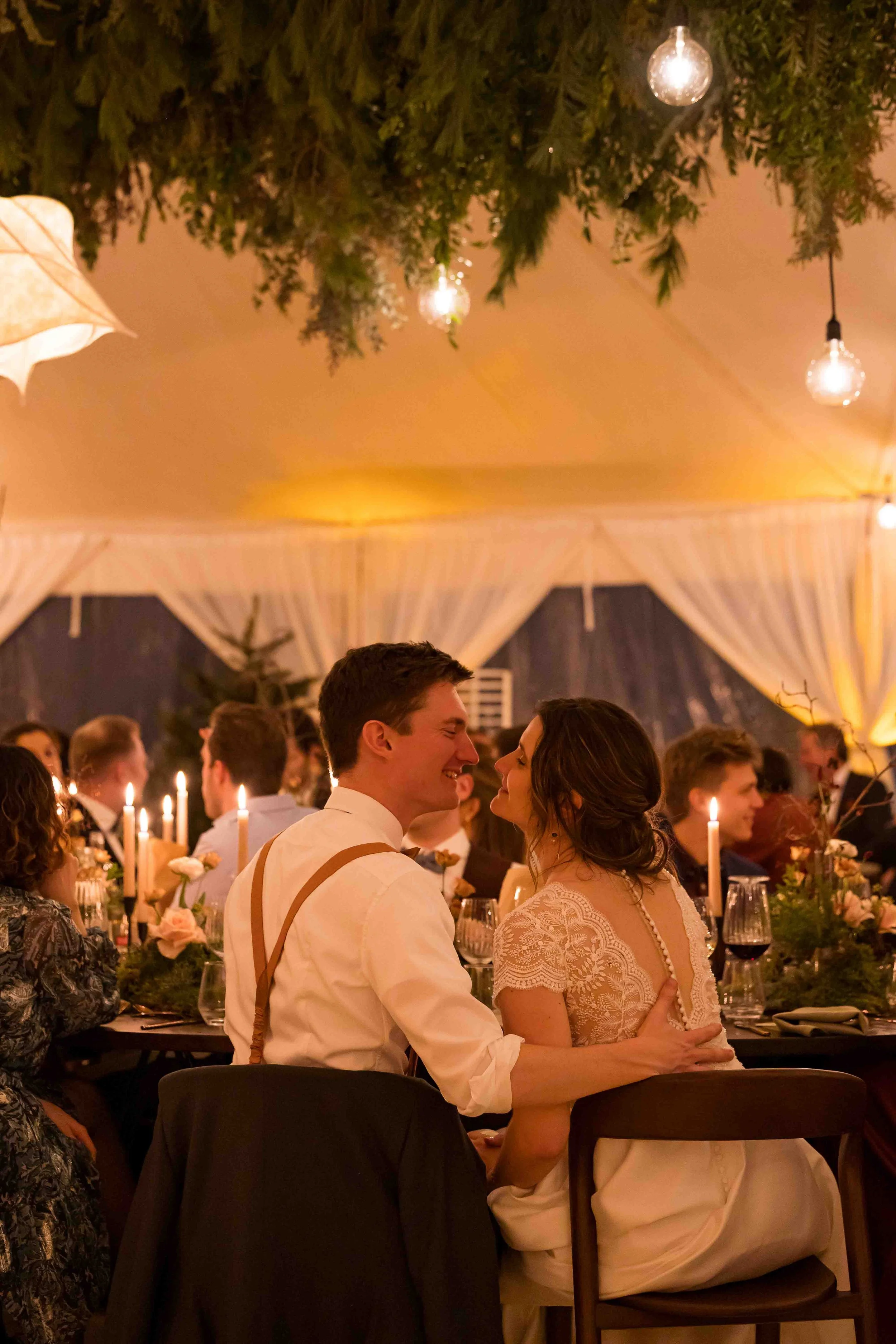Wedding dinner, bride and groom kissing and laughing, decoration, snake table, slangtafel, Hoeve De Blauwpoorte, Damme Blanche wedding planner, Atelier Détail by Stéphanie