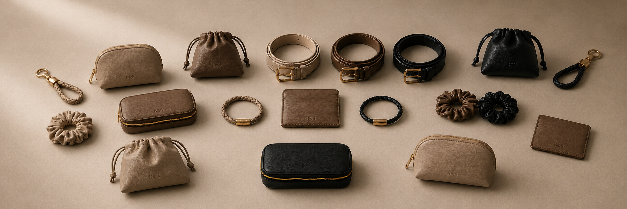 Vollständige Accessoire-Kollektion als Flat-Lay: PU-Leder-Taschen, Beutel und Kleinteile in verschiedenen Materialgruppe