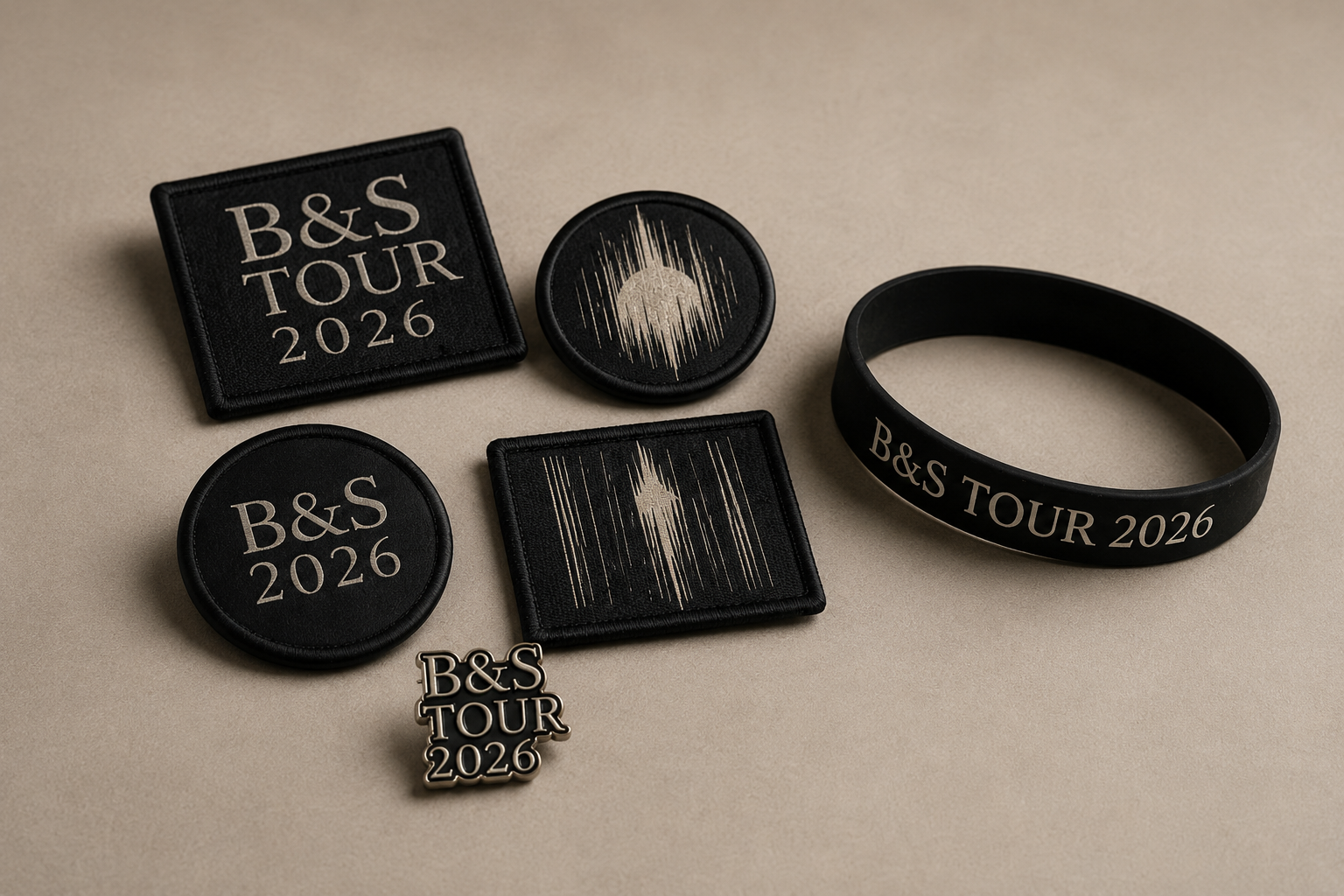 Künstler-Merch Einzelteile: Emaille-Pins, Aufnäher, Schlüsselanhänger