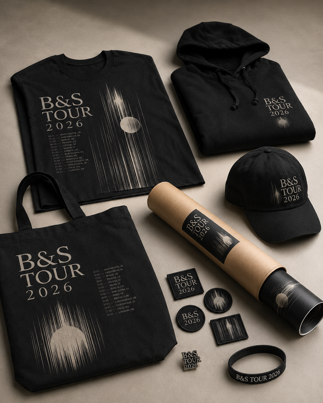 Tour-Merchandise: T-Shirt und Cap auf dunklem Hintergrund