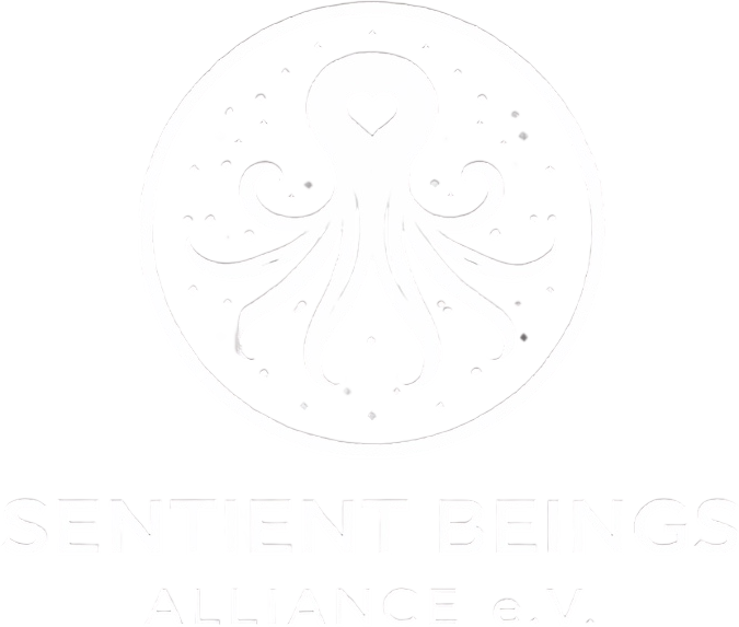 Abbildung eines weißen Tintenfisch-Logos mit Herzform auf dem Kopf, umgeben von kleinen Punkten, mit dem Text "SENTIENT BEINGS ALLIANCE e.V." darunter in weißen Buchstaben vor schwarzem Hintergrund.