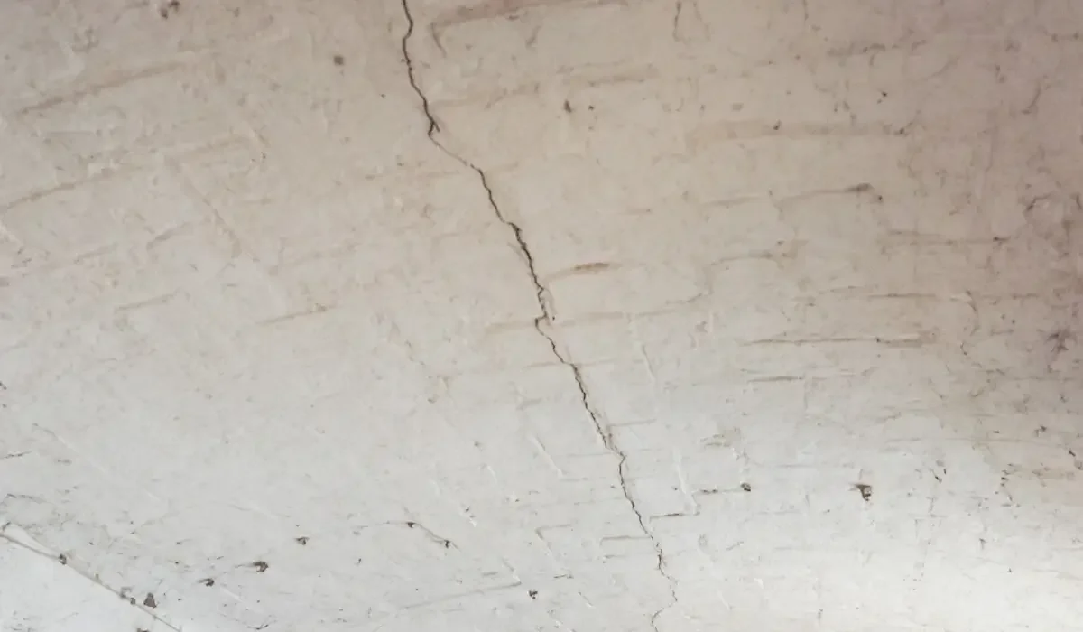 Cracks across a light colored ceiling
