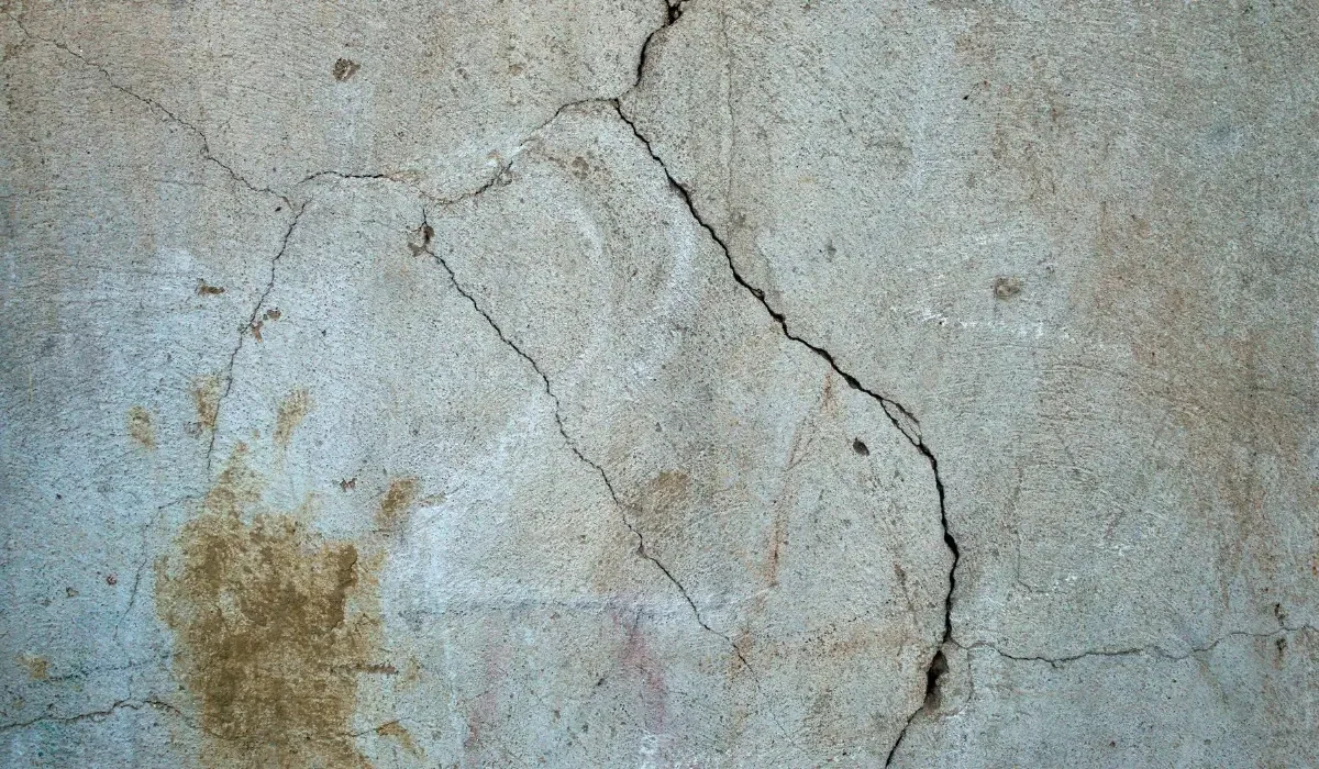 Diagonal crack in a concrete wall