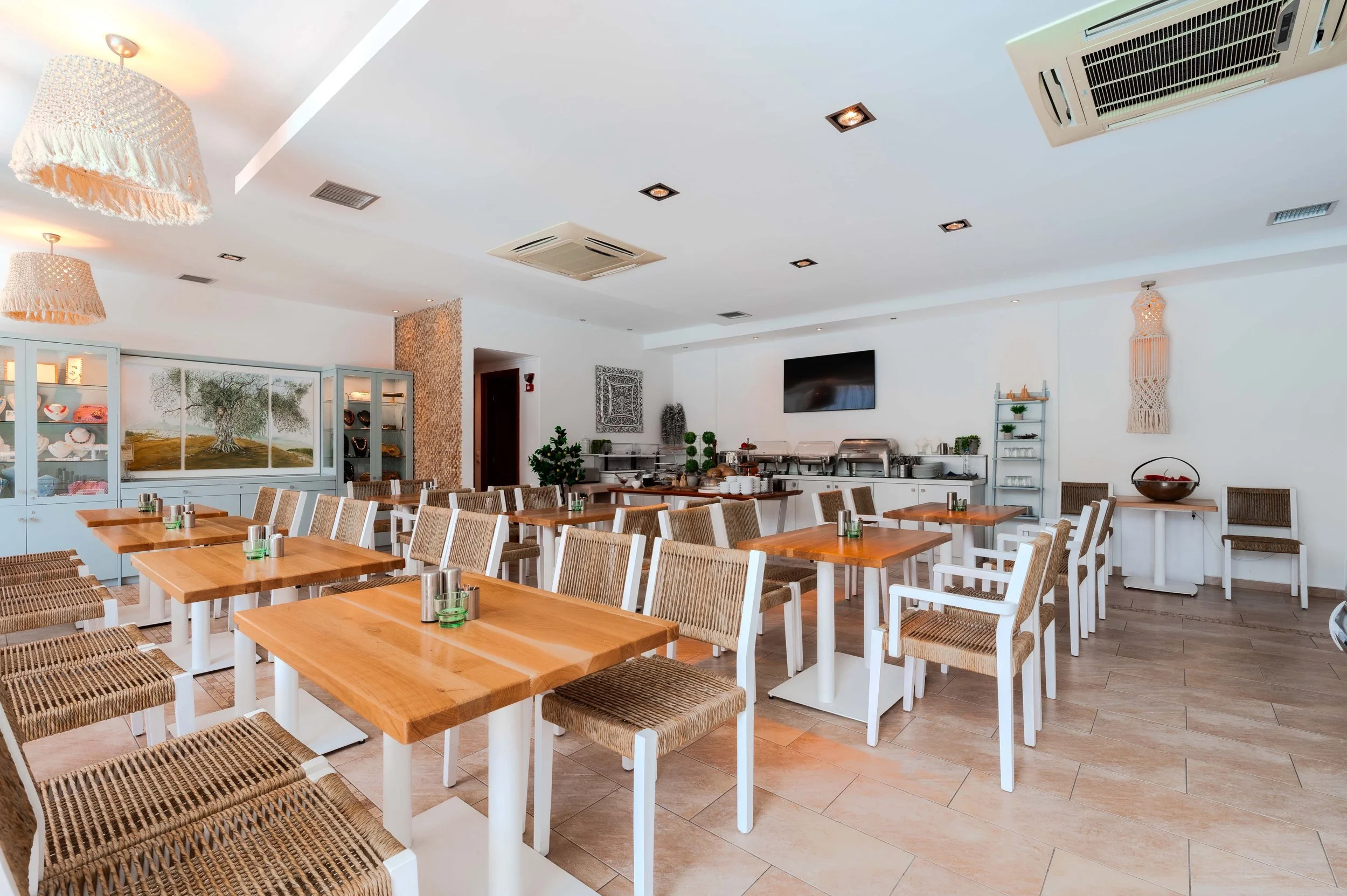 Start your day the right way.

Fresh flavors, quality ingredients, and a breakfast buffet prepared to make every morning as enjoyable as the rest of your stay. Because unforgettable holidays begin with a great breakfast.

☀️ Mornings at Metsikas Resi