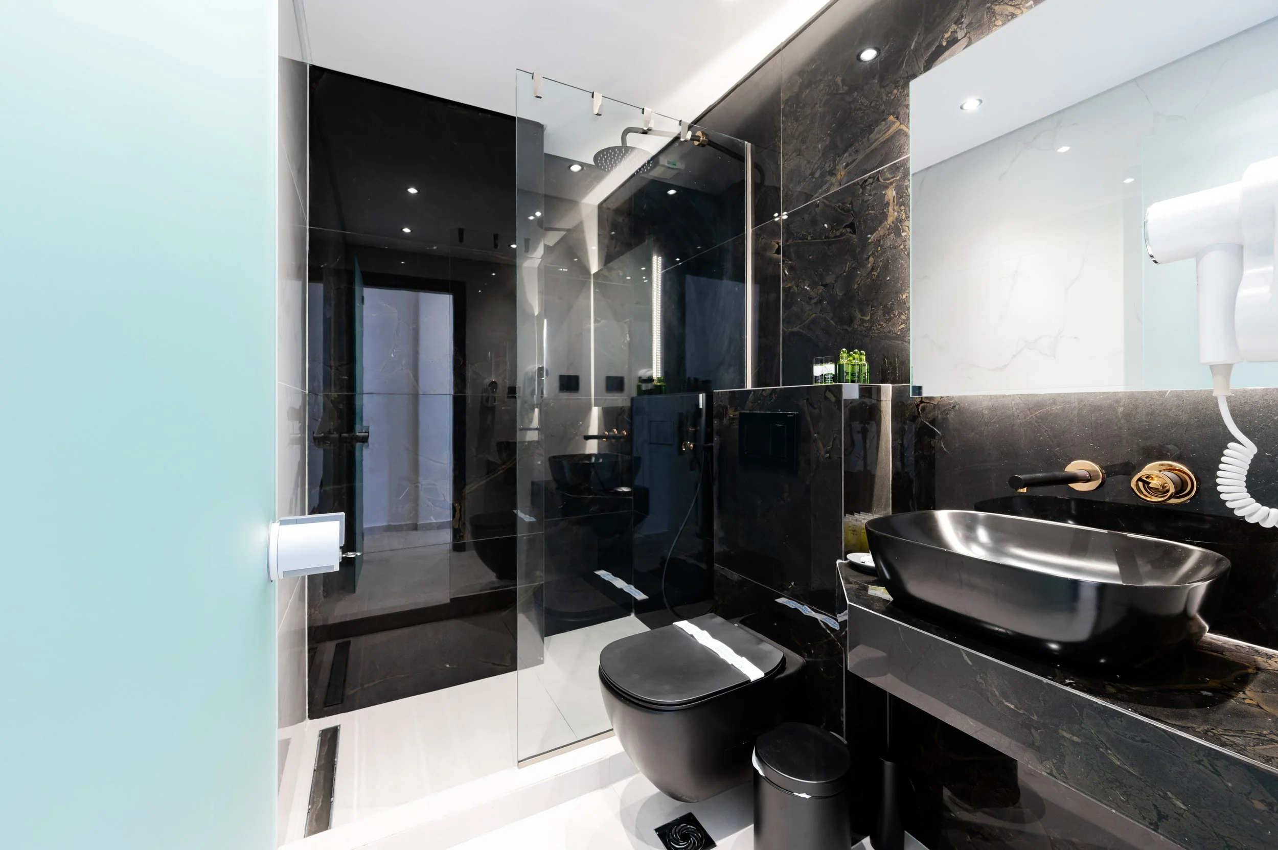 executive-suite-bathroom-thassos.JPG