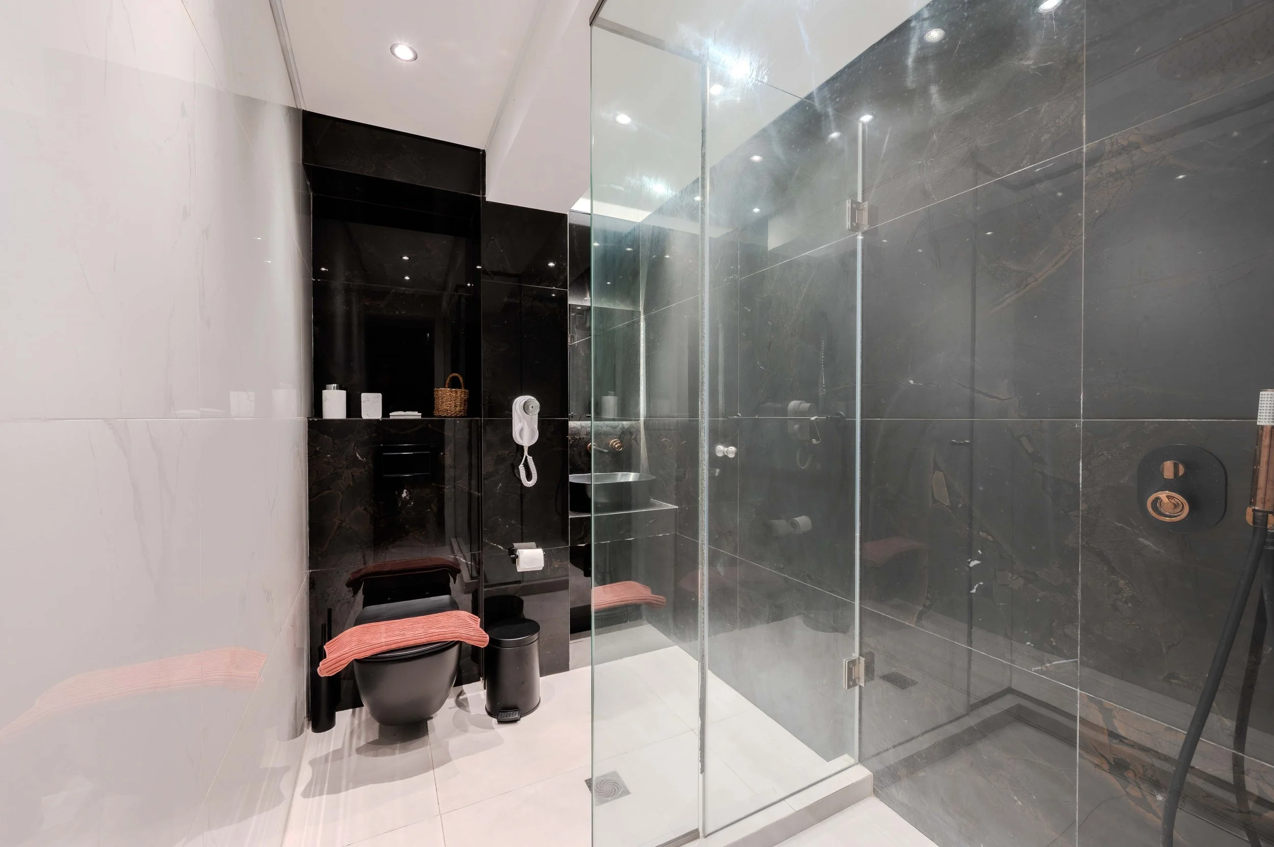deluxe-family-suite-bathroom-thassos.JPG