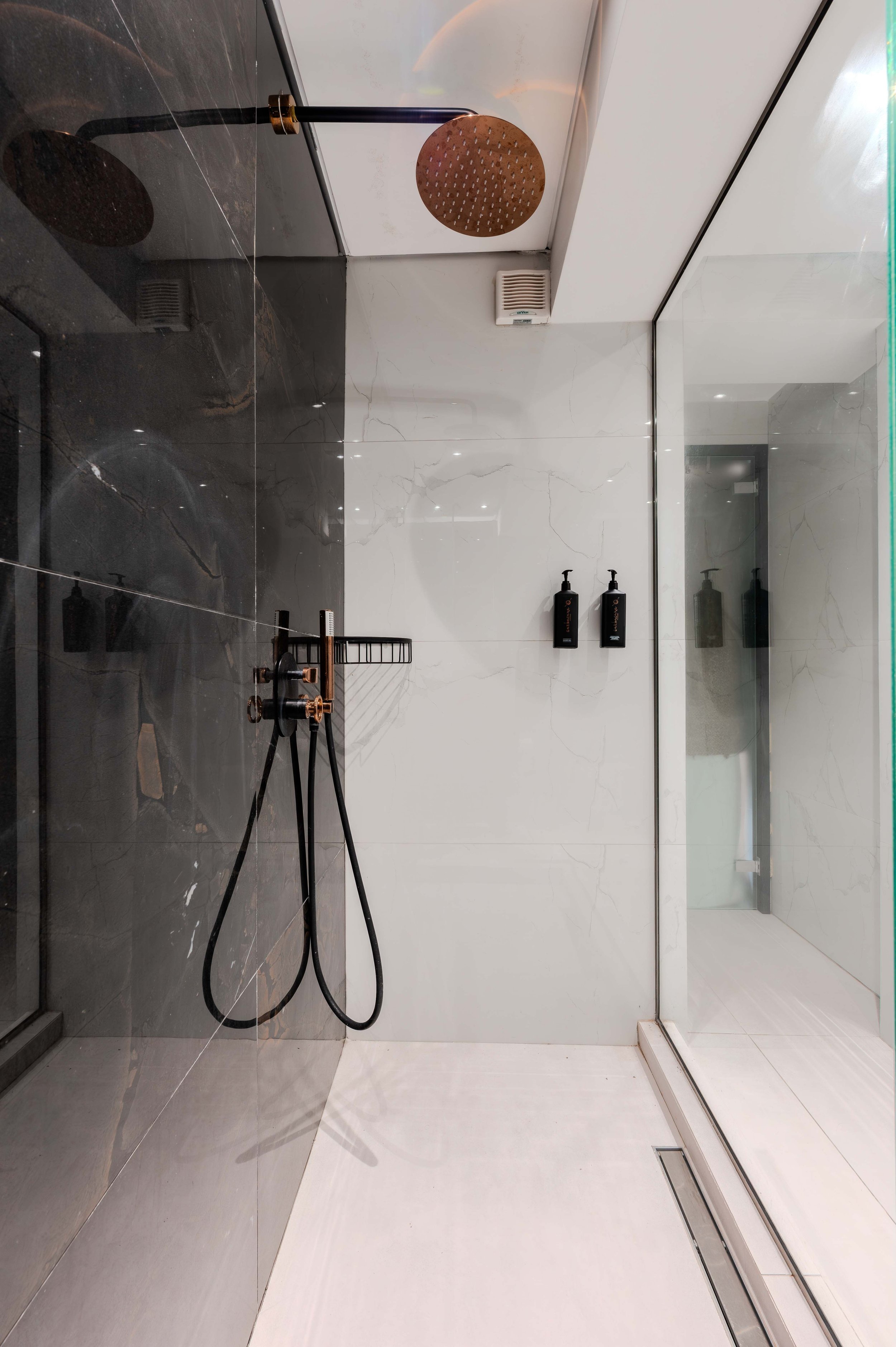 deluxe-family-suite-bathroom-thassos.JPG