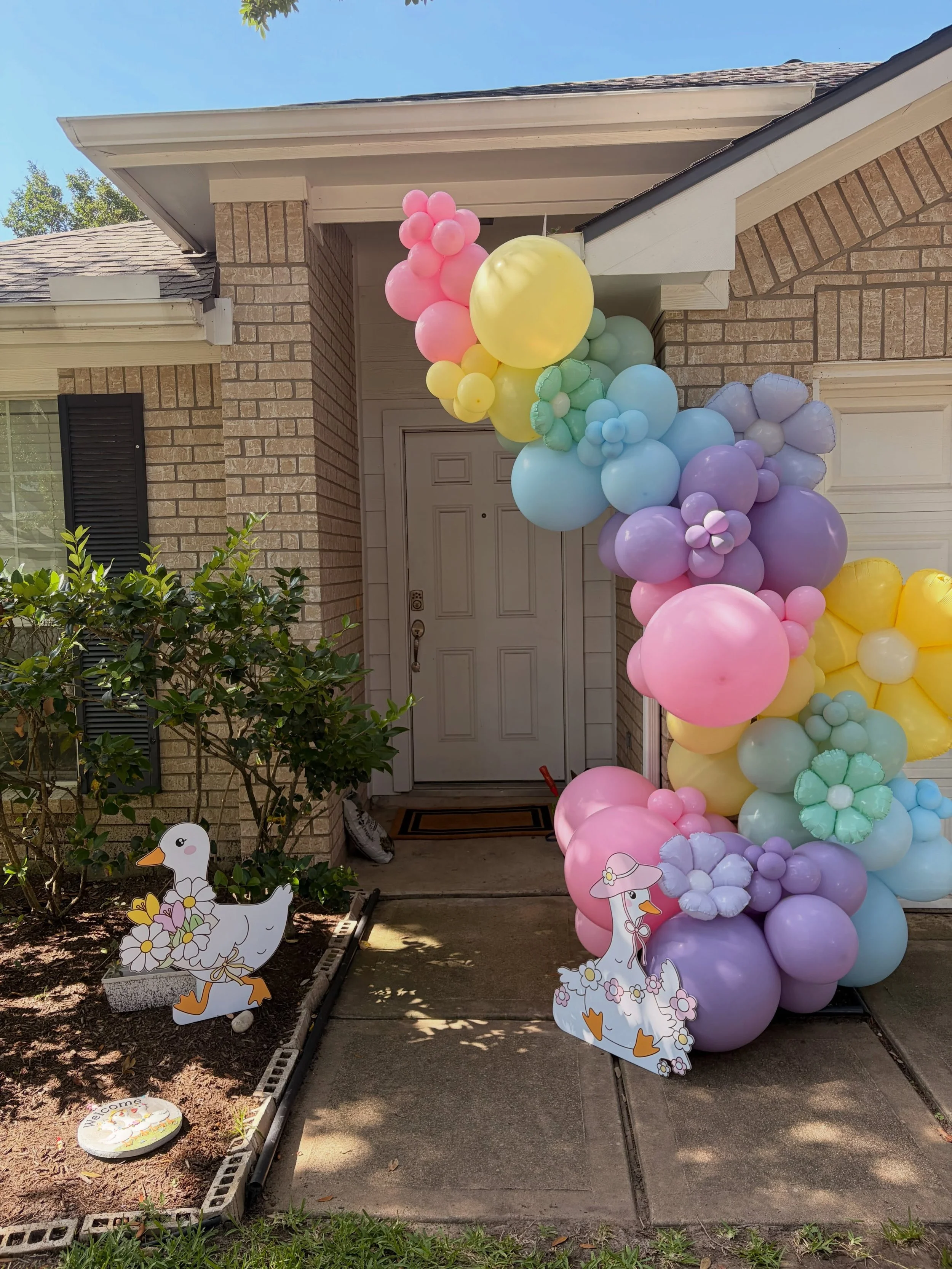 One Silly Goose 🪿💐
&bull;
&bull;
&bull;
#houstonballoons #tuftex #gemar #organicballoonarch #onesillygoose