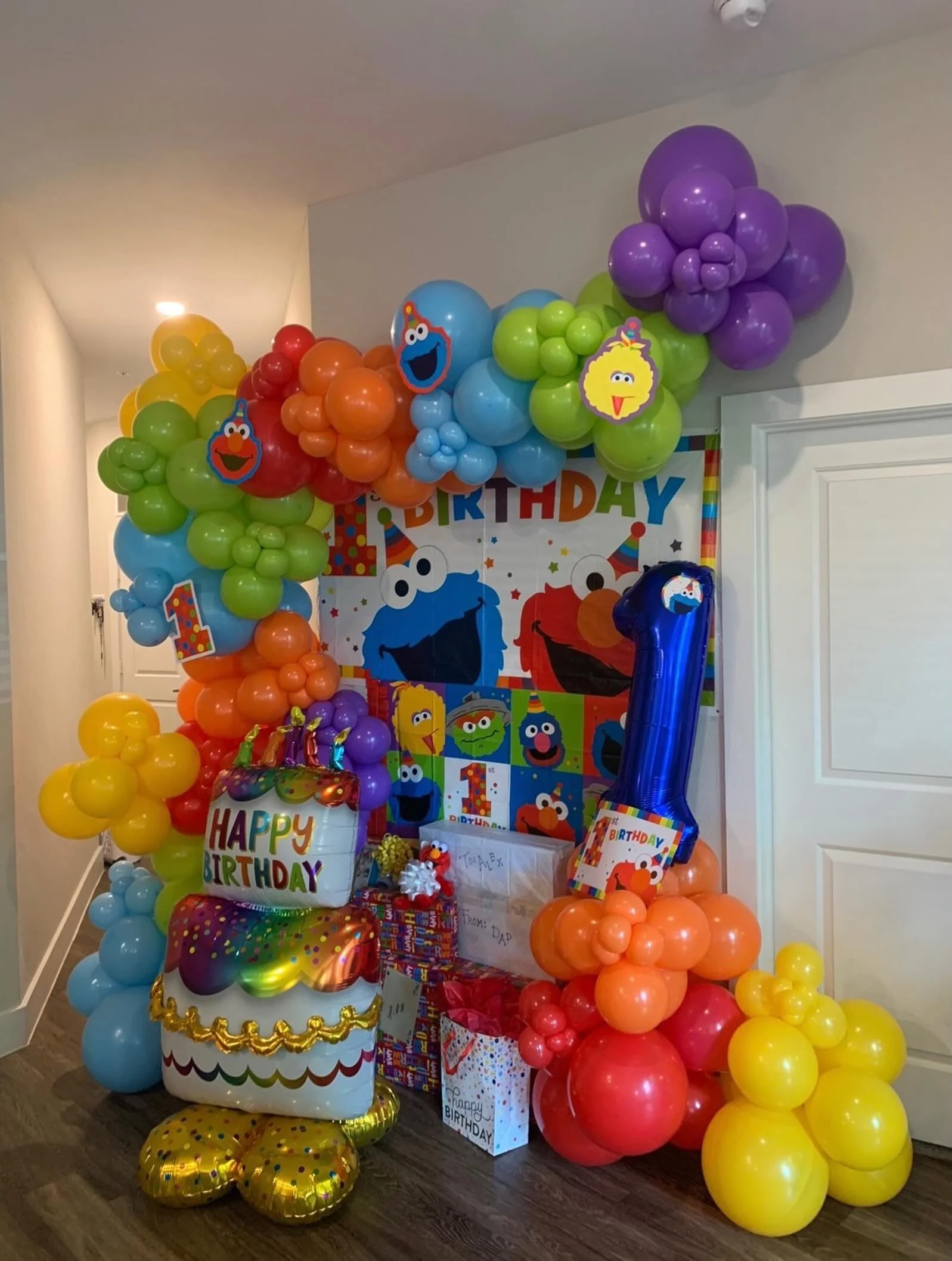 Can you tell me how to get to Sesame Street? 🥳 🎈

#houstonparties #katypartyplanner #smallbusiness #balloons #sesamestreet