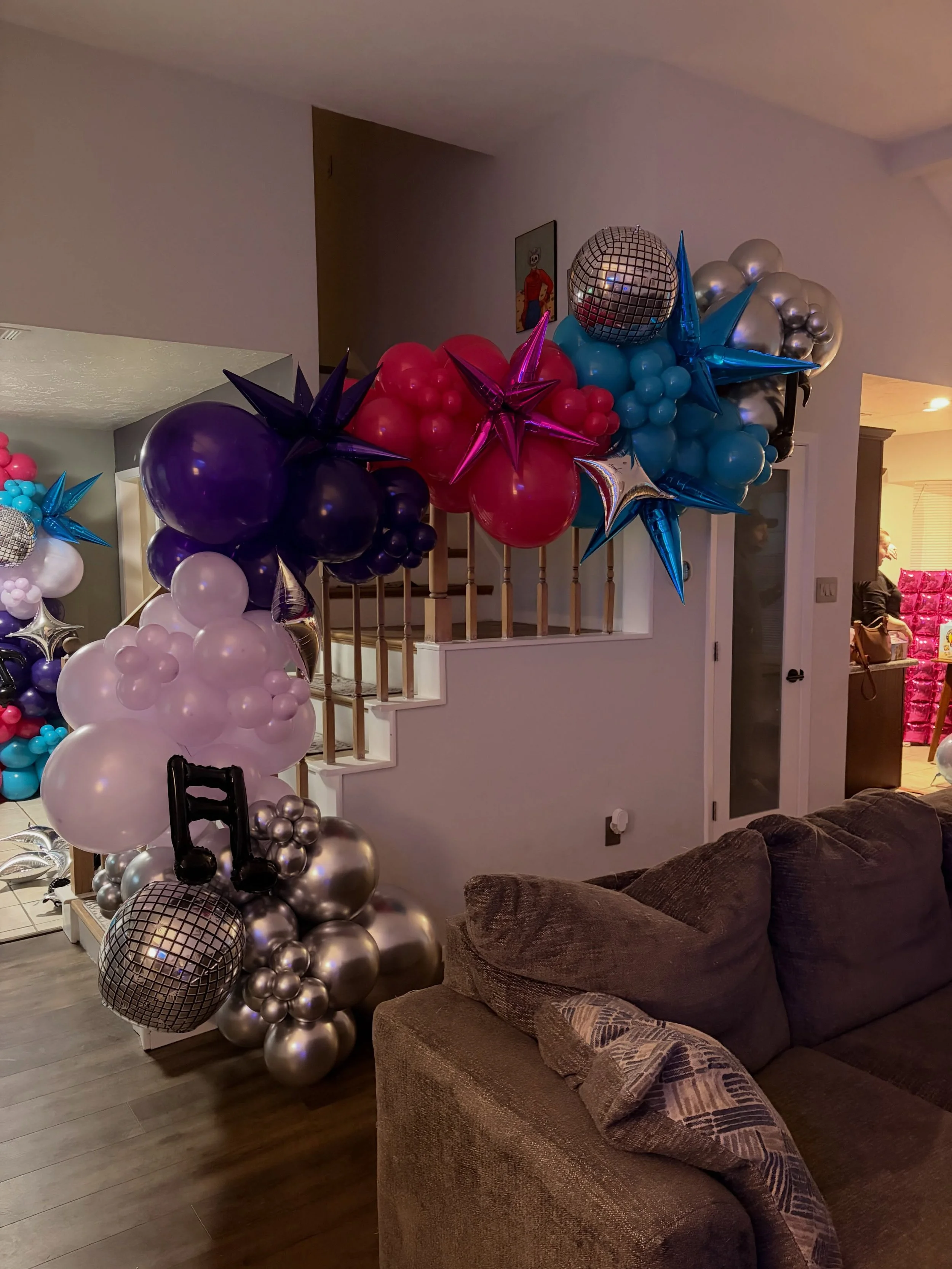 Slayed the day with this install 🔥😈🗡️🌙✨
&bull;
&bull;
&bull;
#kpopdemonhunters #birthdayballoons #ballooninstallation #kpop #katytx