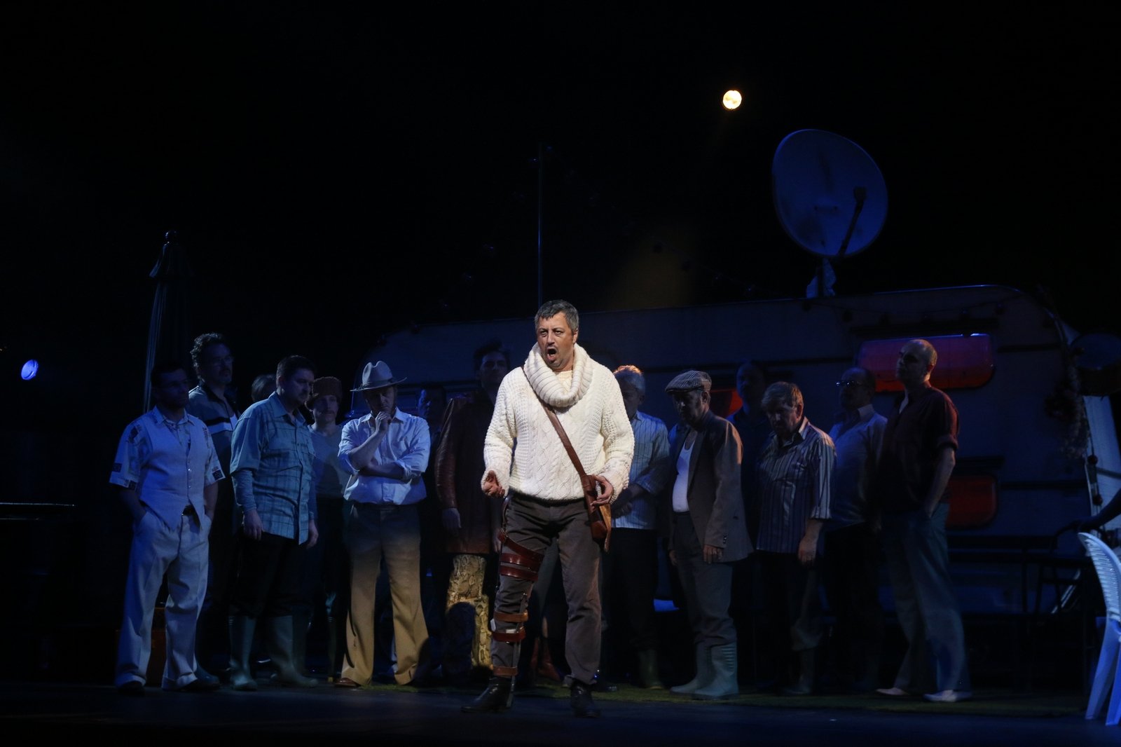 Rigoletto (Robert Kolar) and Ensemble